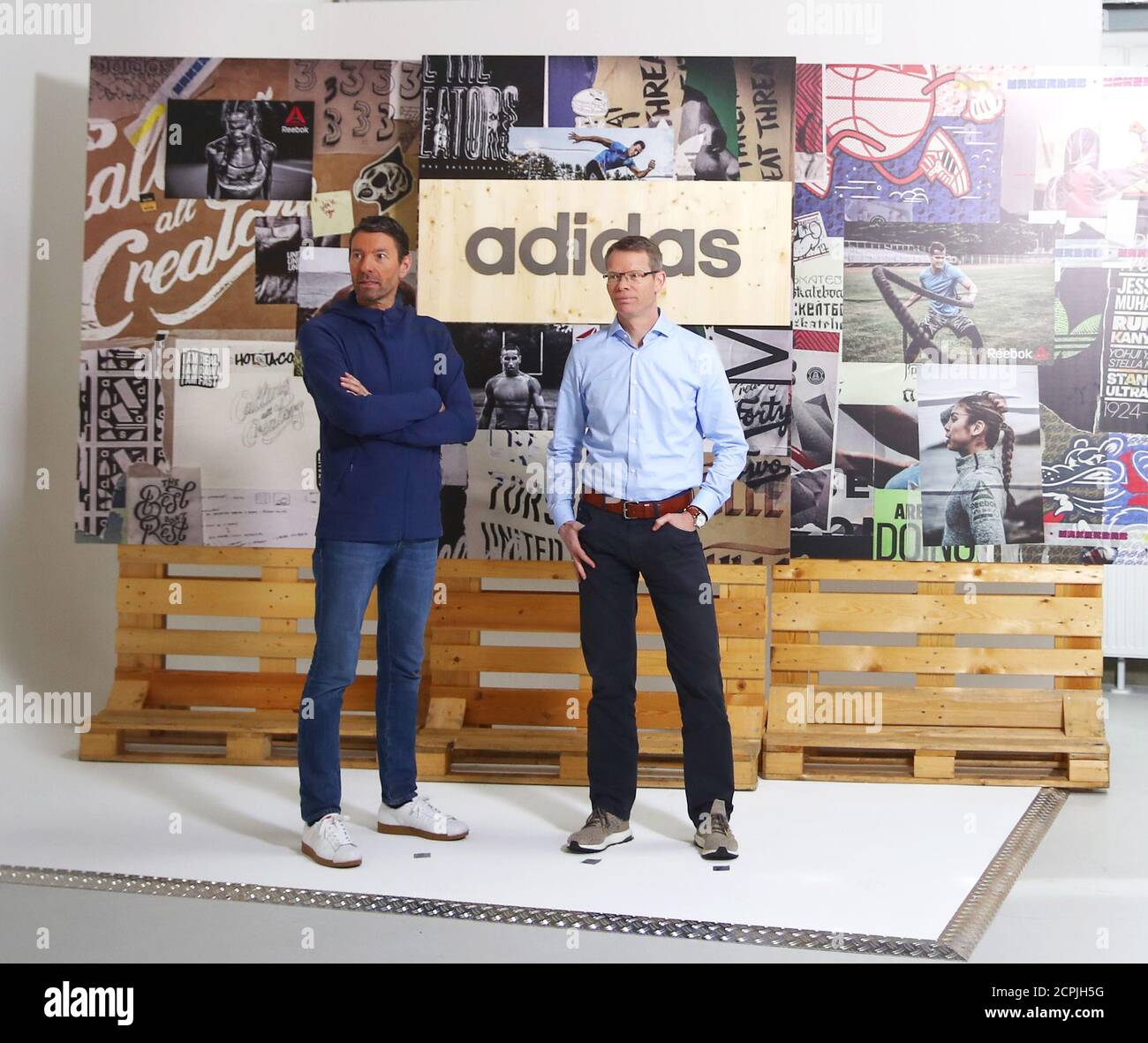 Kasper Rorsted (L), CEO de adidas, y Harm Ohlmeyer, CFO de Adidas, posan antes de la conferencia anual de de la compañía en Herzogenaurach, Alemania, el 14 de marzo 2018.