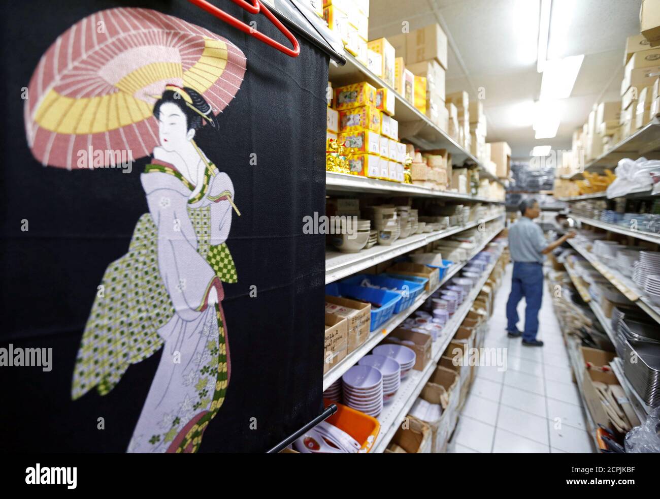 Los productos importados de China se exhiben para la venta en una tienda al por mayor en París, Francia, 10 de agosto de 2018. REUTERS/Regis Duvignau Fotografía de stock -