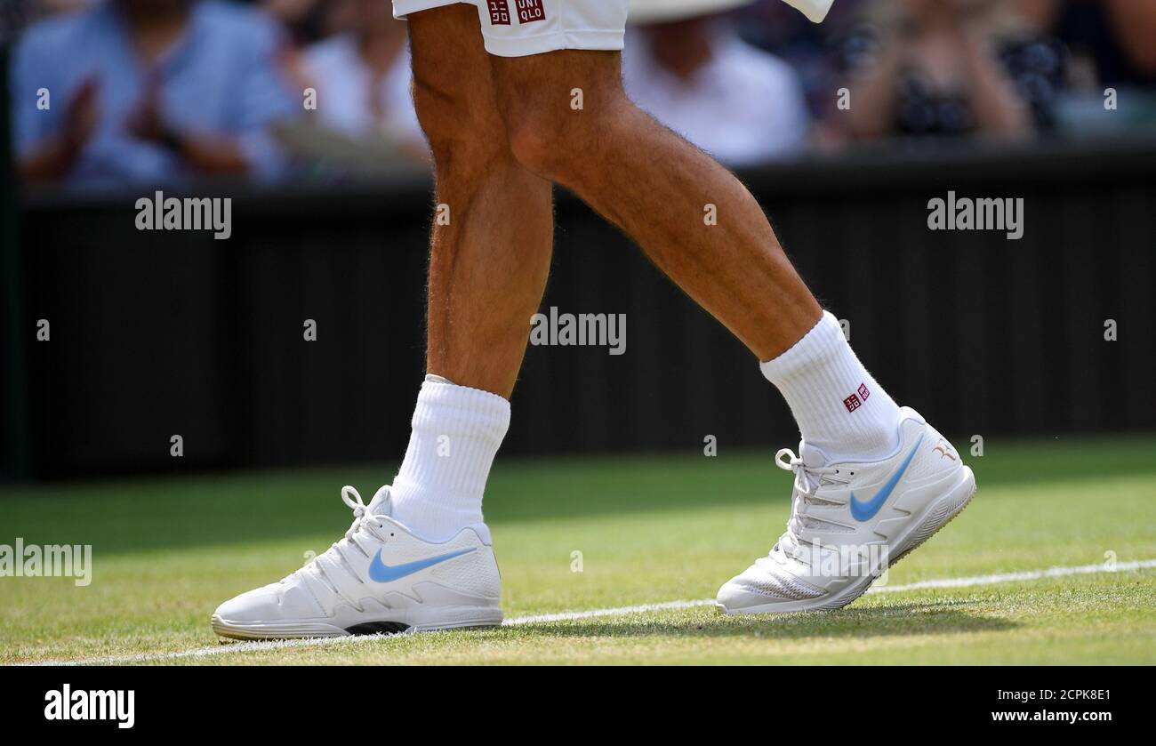 Tenis Wimbledon - All England Lawn Tennis and Croquet Club, Londres, Gran Bretaña 9 de julio 2018. Roger Federer, de Suiza, lleva calcetines Uniqlo y zapatillas durante su