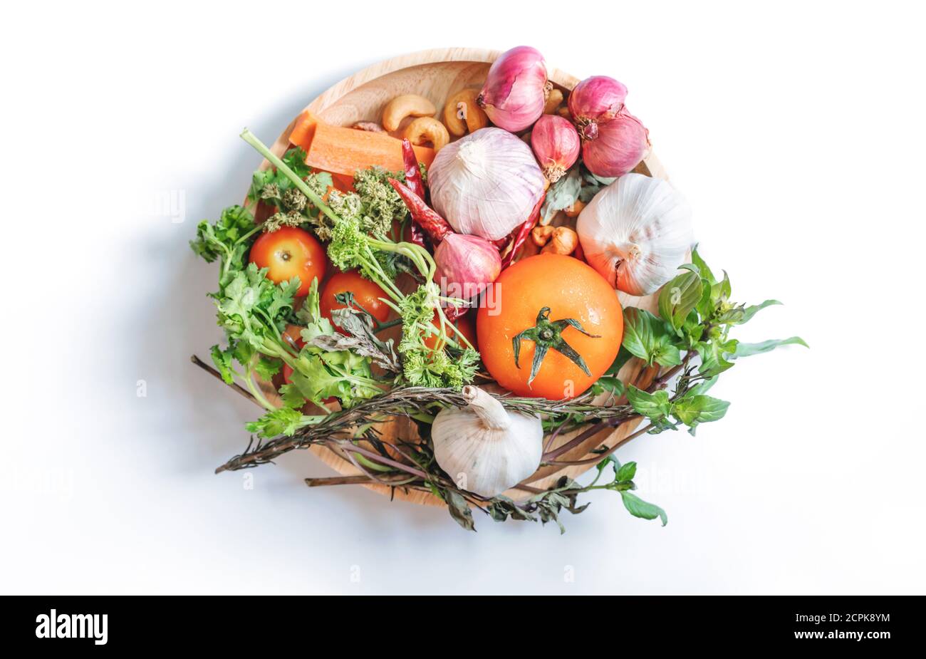 Alimentación saludable. Verduras con ingrediente de alimentos frescos sobre fondo blanco Foto de stock