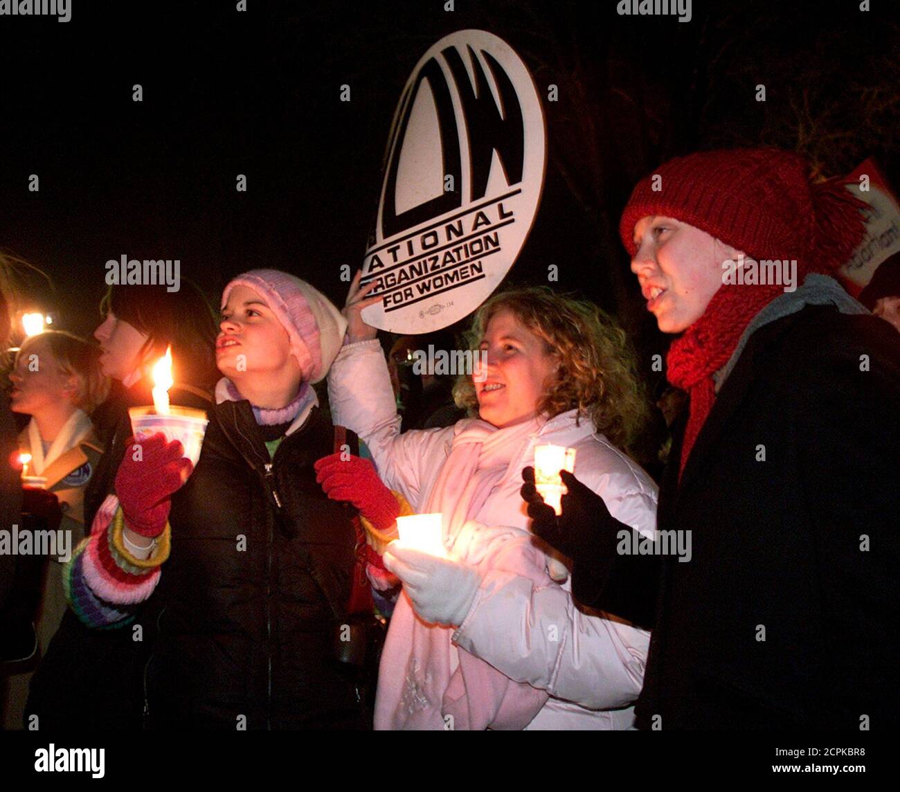 Los manifestantes pro-Choice participan en una vigilia a la luz de las velas frente a la Corte Suprema de Estados Unidos en Washington, 22 de enero de 2003. Los activistas de ambos lados del debate sobre el aborto se reunieron hoy para conmemorar el 30º aniversario de la sentencia de la Corte Suprema de Estados Unidos Roe vs. Wade, que legalizó el aborto. REUTERS/Brendan McDermid BM Foto de stock