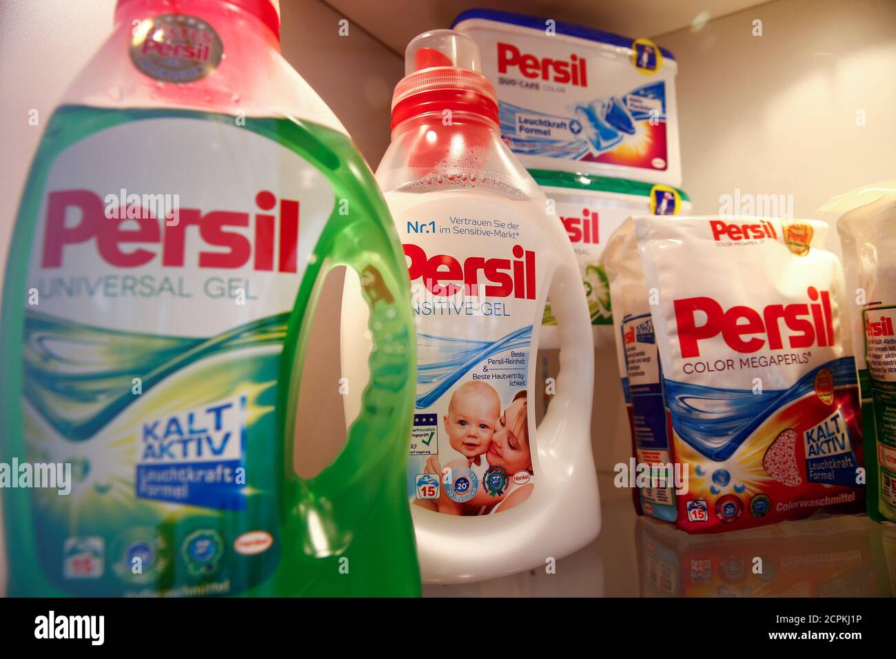 Muestras de detergente líquido y de polvo para ropa Persil del grupo alemán  de bienes de consumo Henkel se muestran en la junta general anual de  accionistas de Henkel en Duesseldorf, Alemania,