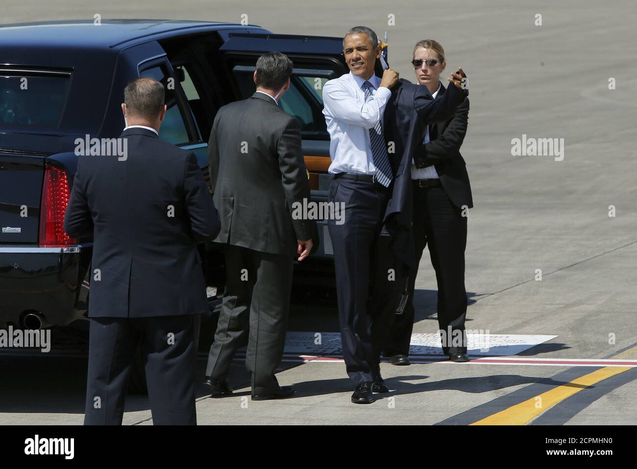 cada vez Arábica giro El presidente de los Estados Unidos, Barack Obama, se pone el abrigo antes  de embarcar en Air Force One para viajar a Dakota del Sur desde la base de  la Guardia Nacional