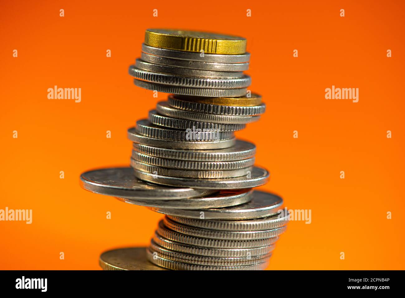 Pila de monedas suizas sobre fondo naranja. Concepto de negocio. Foto de stock