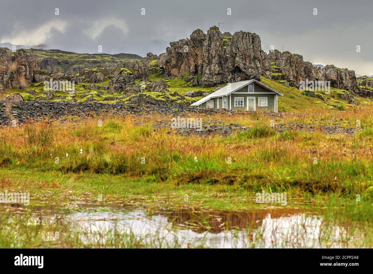 Casa de madera remota en paisaje escénico en el sur de Islandia. Foto de stock