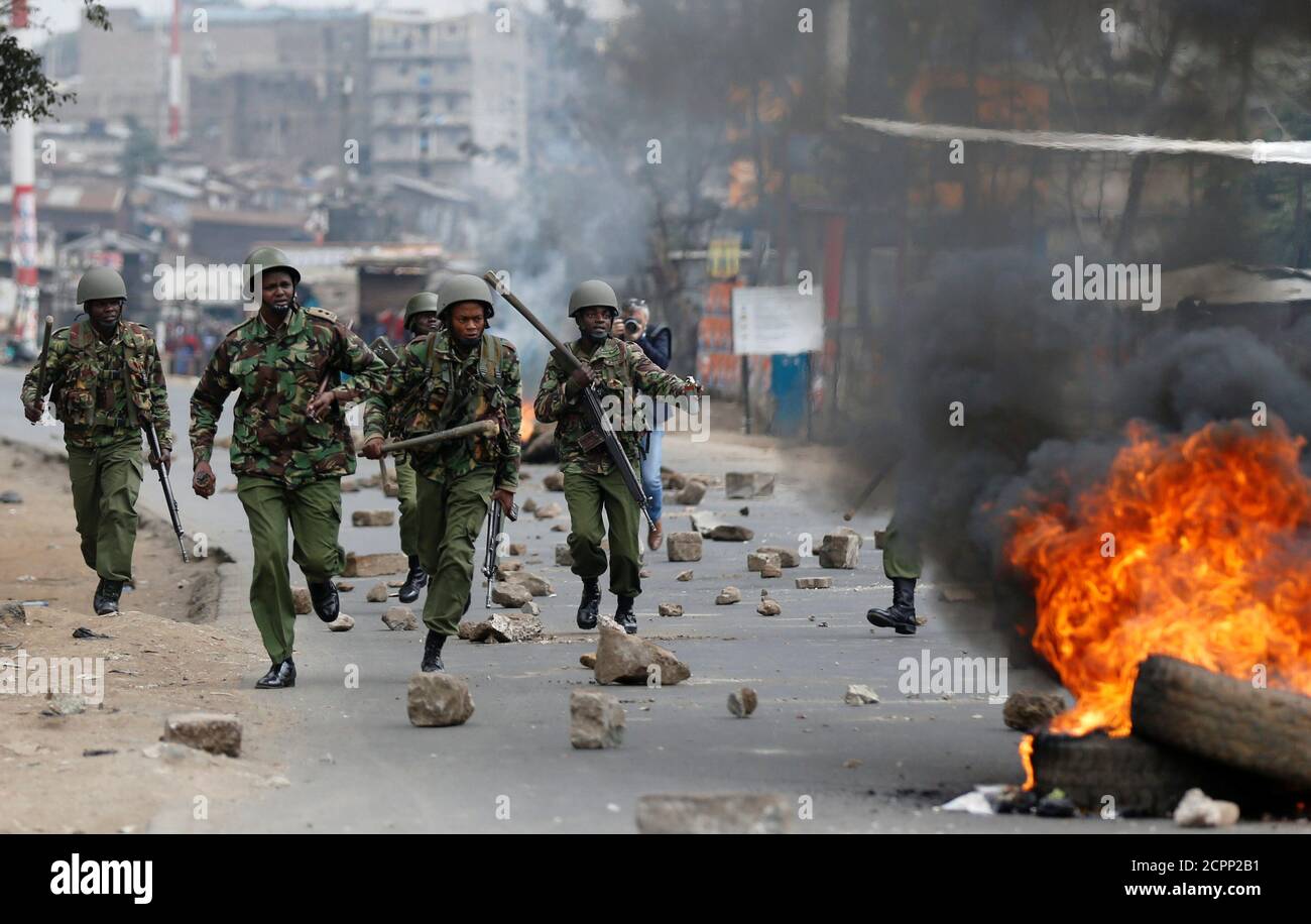 Los policías antidisturbios se desplegaron después de que los manifestantes incendiaran neumáticos en Mathare, Nairobi, Kenia, 9 de agosto de 2017. REUTERS/Thomas Mukoya Foto de stock