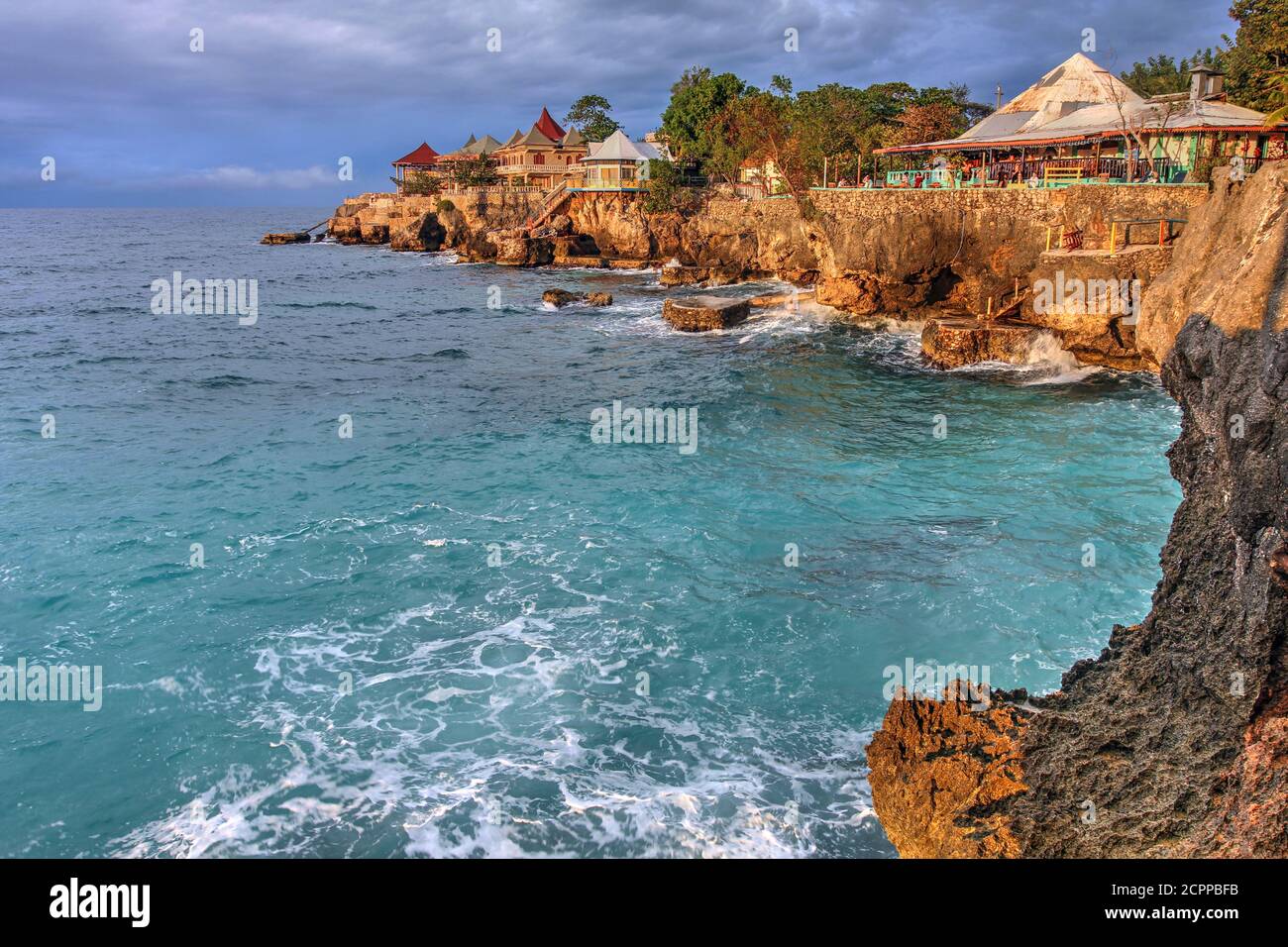 Puesta de sol en el punto 3 Dives en Negril, Jamaica. Los afloramientos rocosos son muy populares para saltar acantilados. Foto de stock