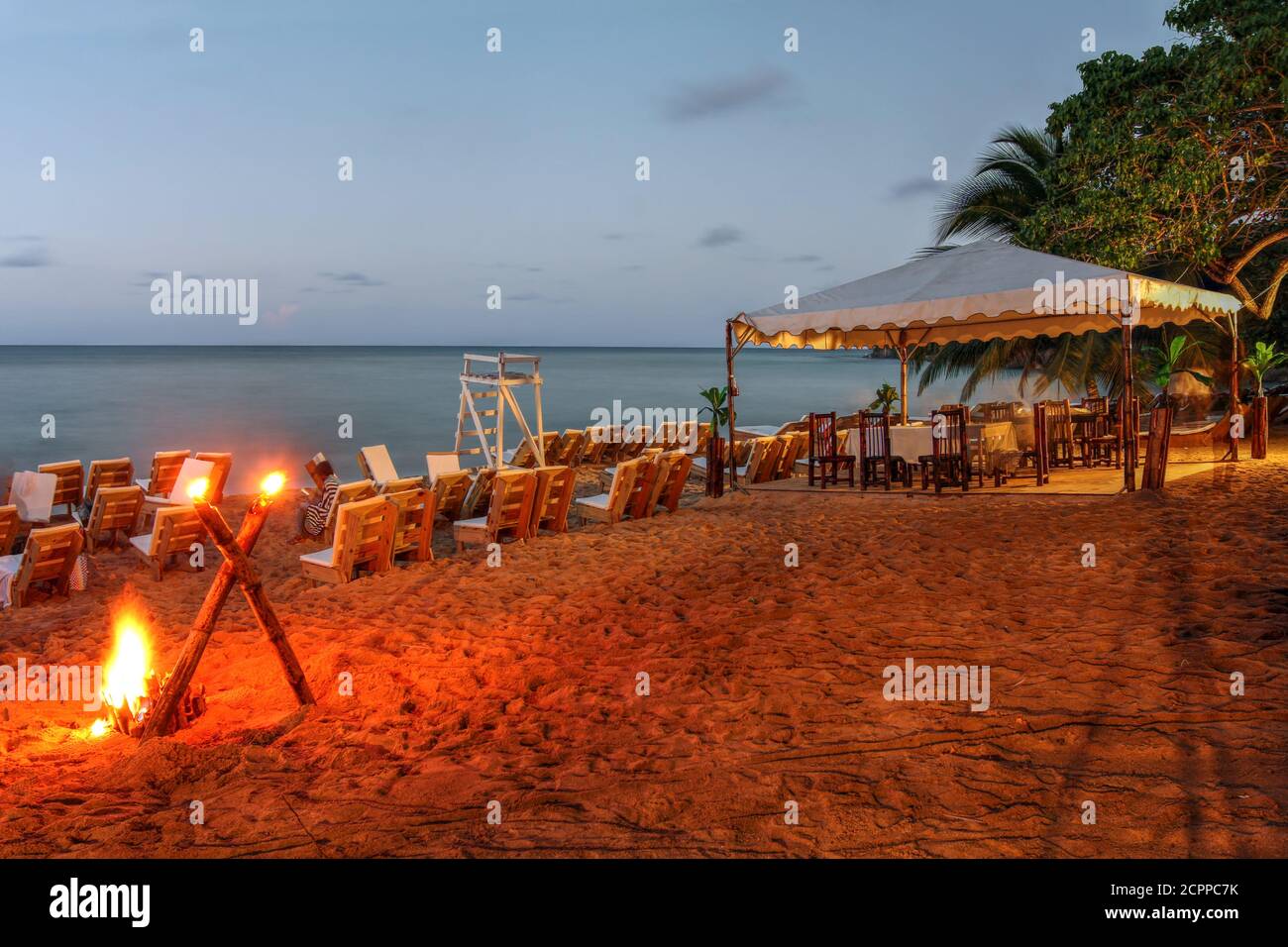 Puesta de sol en la playa de Bambú (formely conocida como Raggae Beach) cerca de ocho Ríos, Jamaica Foto de stock
