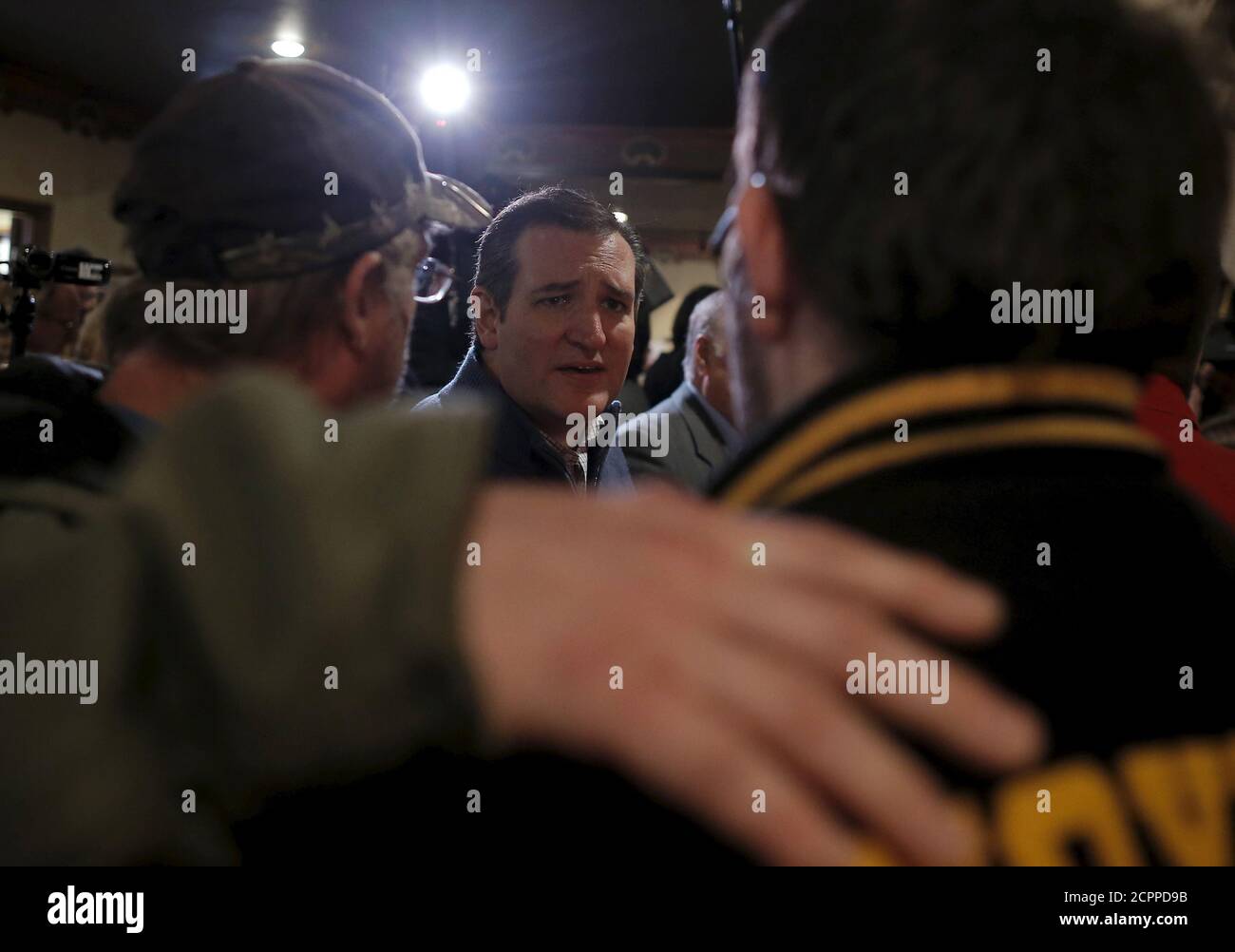 El candidato presidencial republicano de Estados Unidos, Ted Cruz, saluda a los asistentes a un evento de campaña en Albia, Iowa, Estados Unidos, el 26 de enero de 2016. REUTERS/Jim Young Foto de stock