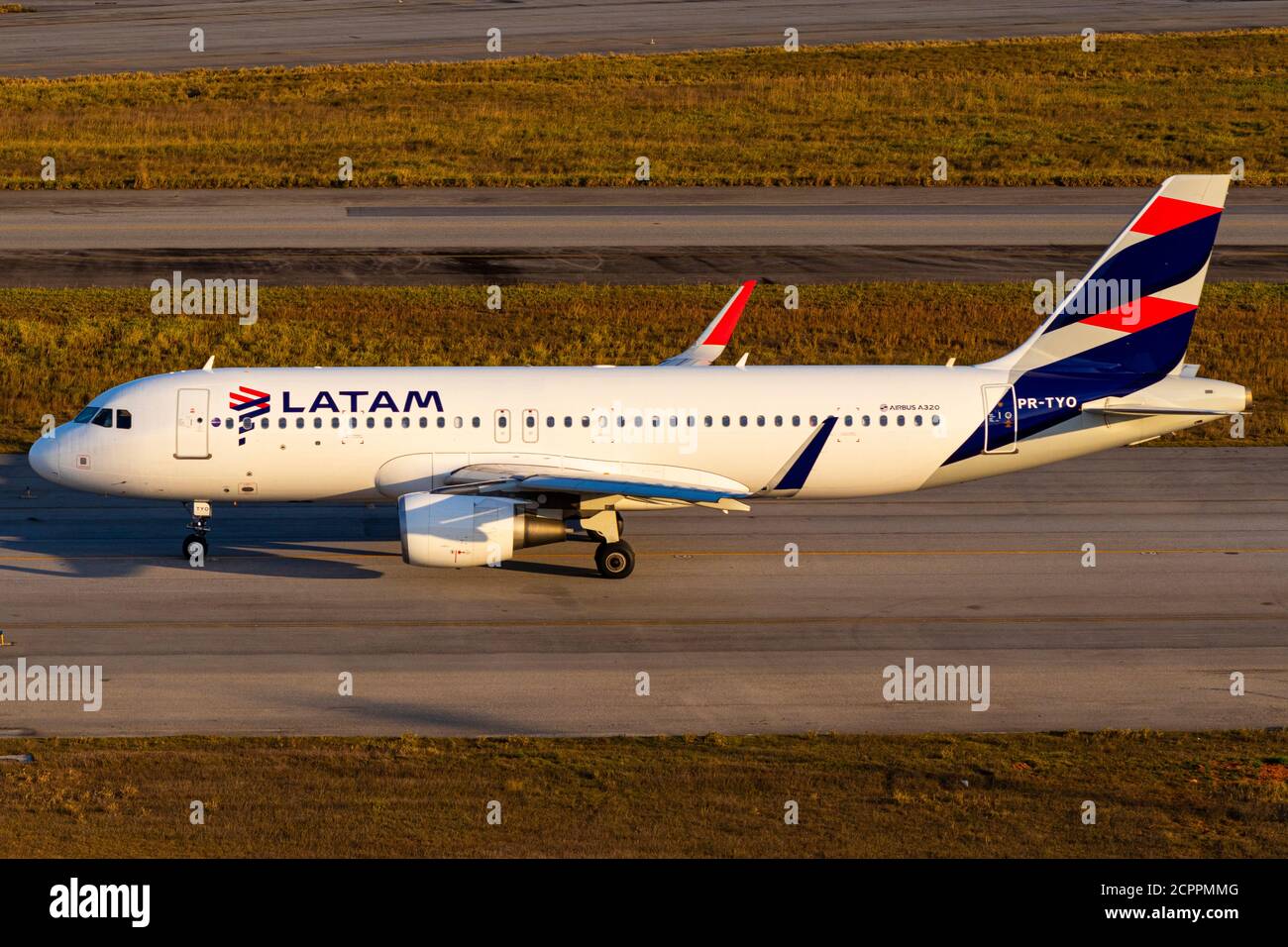 Airbus A320-200 de LATAM Airlines Brasil visto en el Aeropuerto  Internacional de Guarulhos (GRU/SBGR Fotografía de stock - Alamy