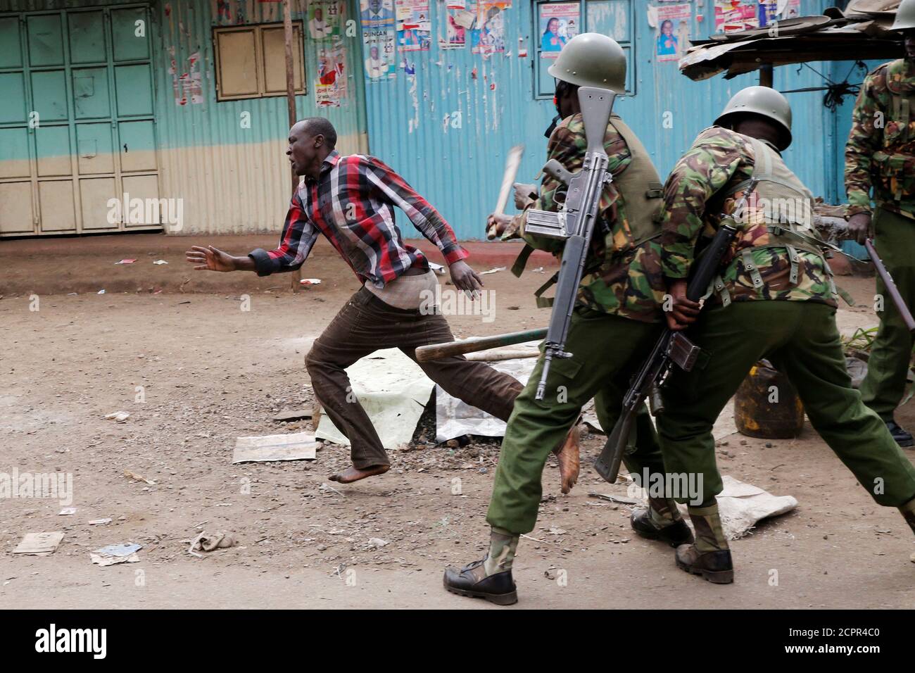 Los policías antidisturbios dispersan a los manifestantes en Mathare, Nairobi, Kenia, 9 de agosto de 2017. REUTERS/Thomas Mukoya Foto de stock