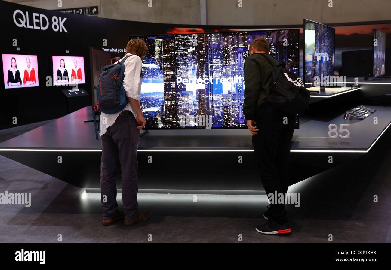 Los visitantes ven los televisores Samsung QLED 8K durante el día de la  vista previa de la IFA, la feria líder en electrónica de consumo y  electrodomésticos, en Berlín, Alemania, 30 de