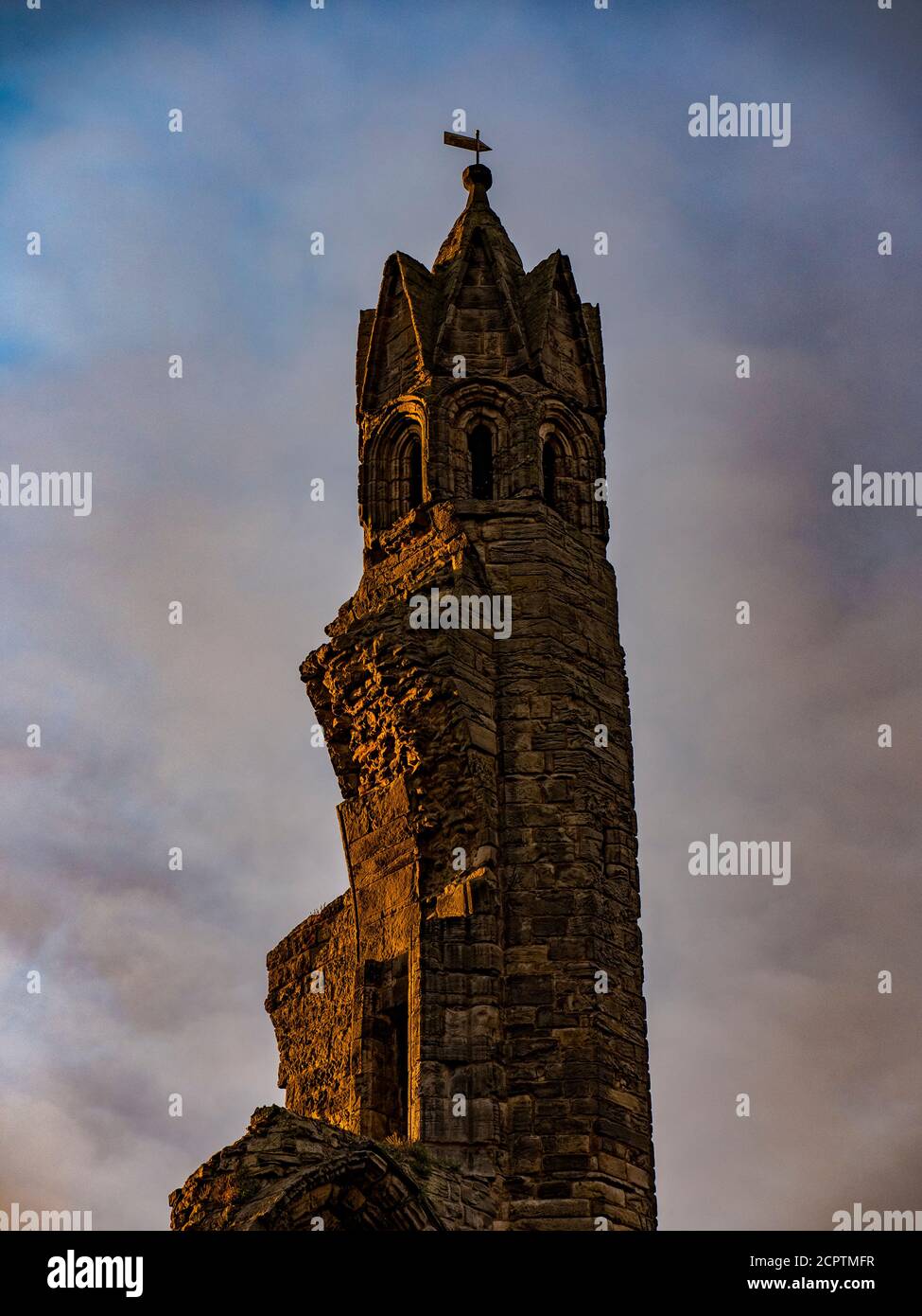 Dramático, Amanecer, la Catedral de San Andrés, St Andrews, Escocia, Reino Unido, GB. Foto de stock