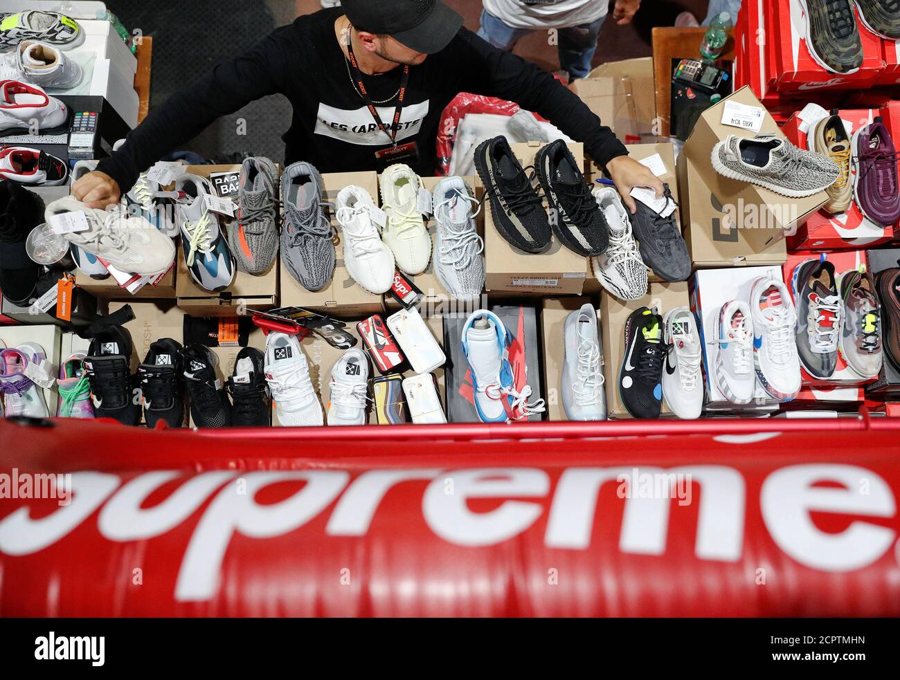 Un vendedor muestra sus zapatillas de deporte a los visitantes del mercado  de ropa de calle KICKIT Sneaker e Streetwear en Roma, Italia, 23 de  septiembre de 2018. Foto tomada el 23