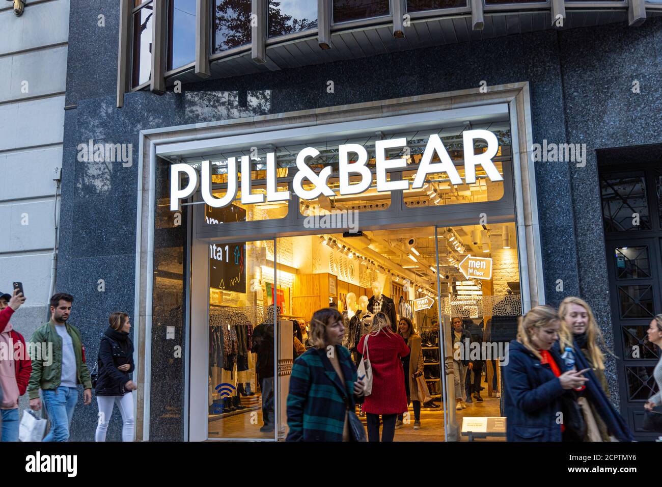 BARCELONA, ESPAÑA - 23 DE NOVIEMBRE de 2019: Los turistas disfrutan de las  compras en la tienda Pull & Bear en Barcelona Fotografía de stock - Alamy