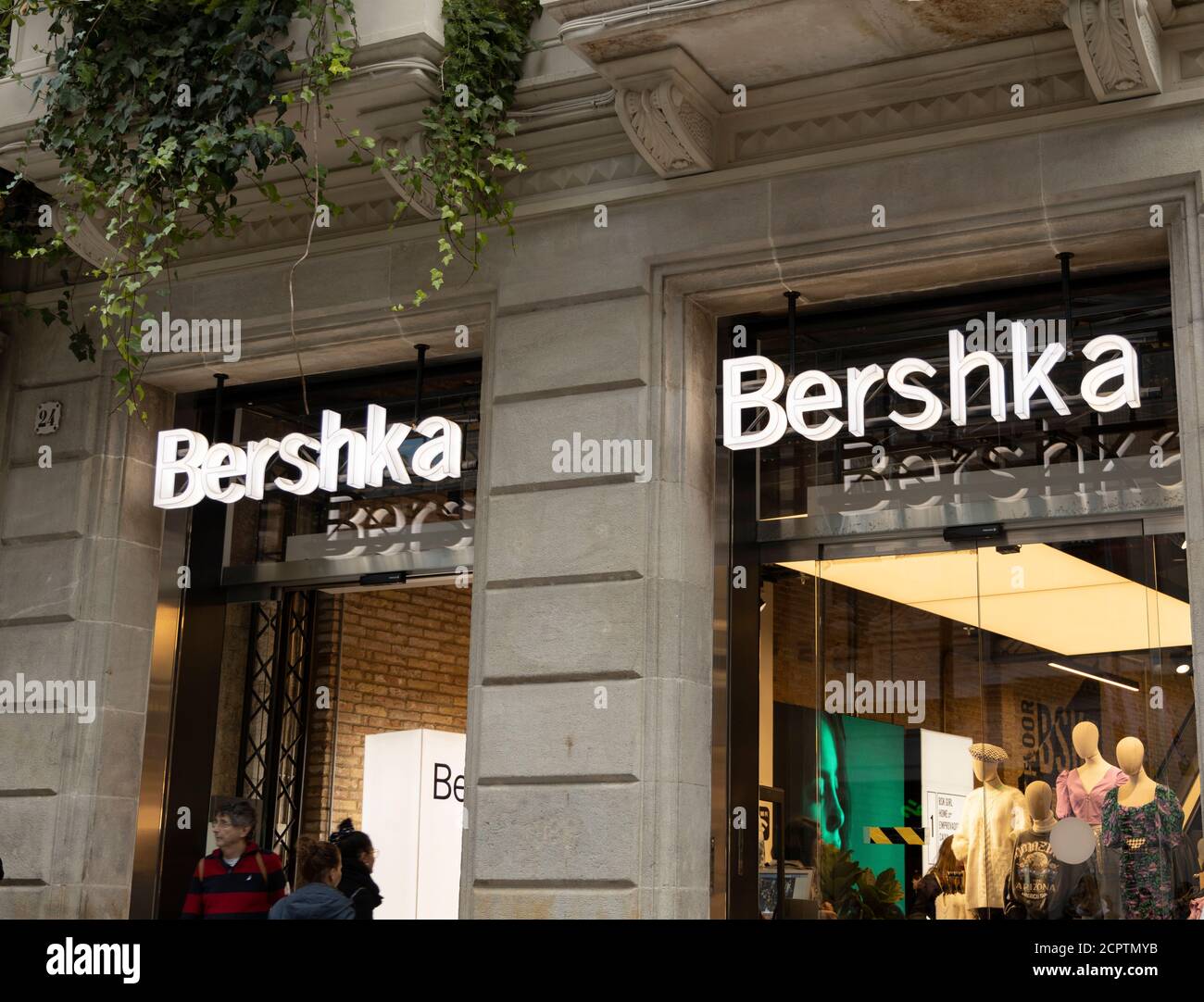 BARCELONA, ESPAÑA - 23 DE NOVIEMBRE de 2019: Los turistas disfrutan de las  compras en la tienda Bershka de Barcelona Fotografía de stock - Alamy