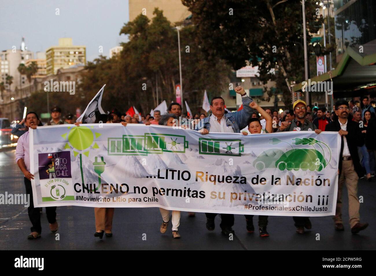 Manifestantes con un cartel que dice: &quot;Litio, riqueza de la nación, Chile no permite su privatización&quot;, participan en una manifestación en defensa de la nacionalización de las reservas de litio en el