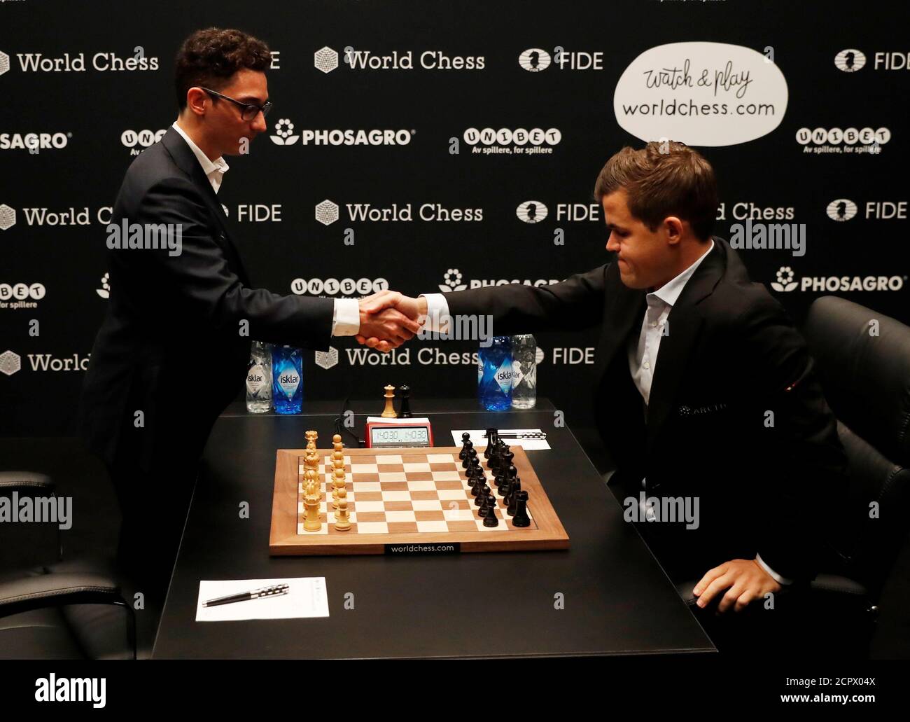 Ajedrez - Campeonato Mundial de Ajedrez 2018 - Magnus Carlsen v Fabiano  Caruana - Londres, Gran Bretaña - 9 de noviembre de 2018 Fabiano Caruana  (izquierda) se sacude las manos con Magnus