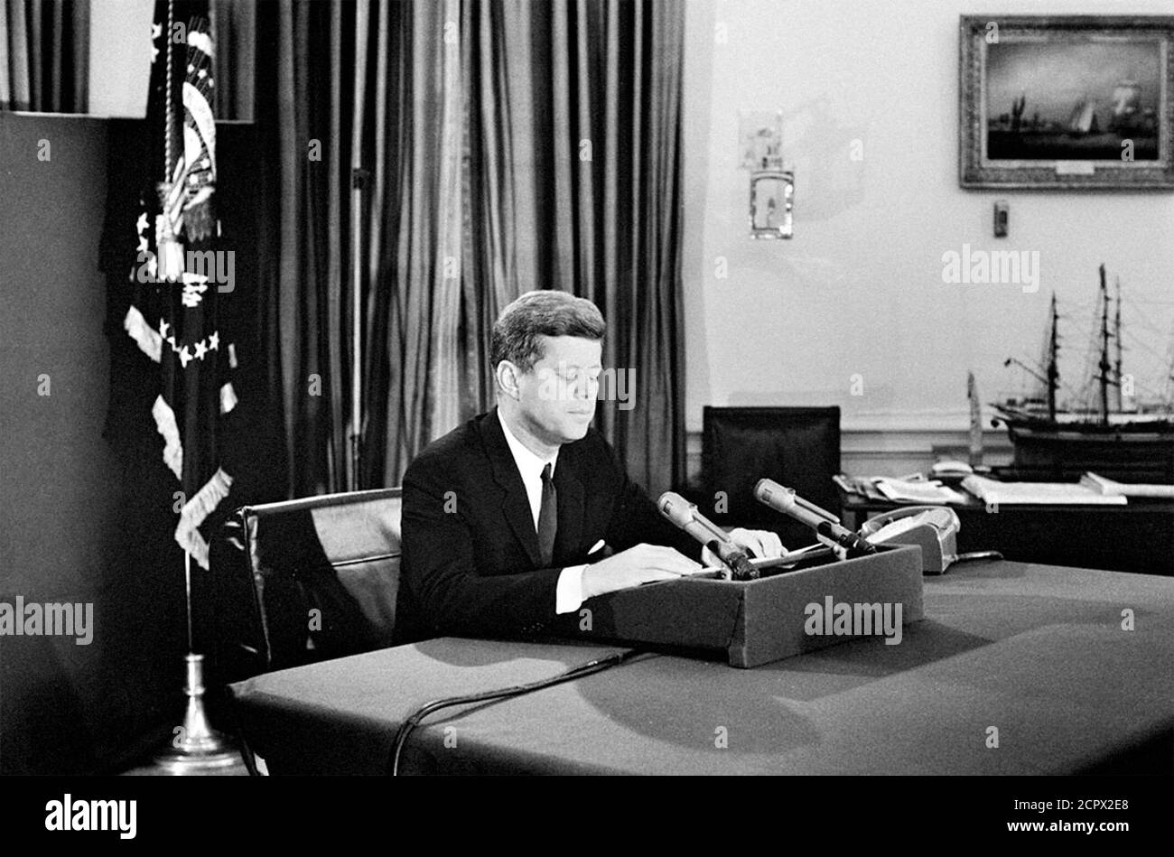Crisis de los misiles cubanos. El Presidente John F Kennedy se dirige a la nación desde la Oficina Oval el 22 de octubre de 1962 con respecto a la amenaza de los misiles soviéticos en Cuba. Foto de stock