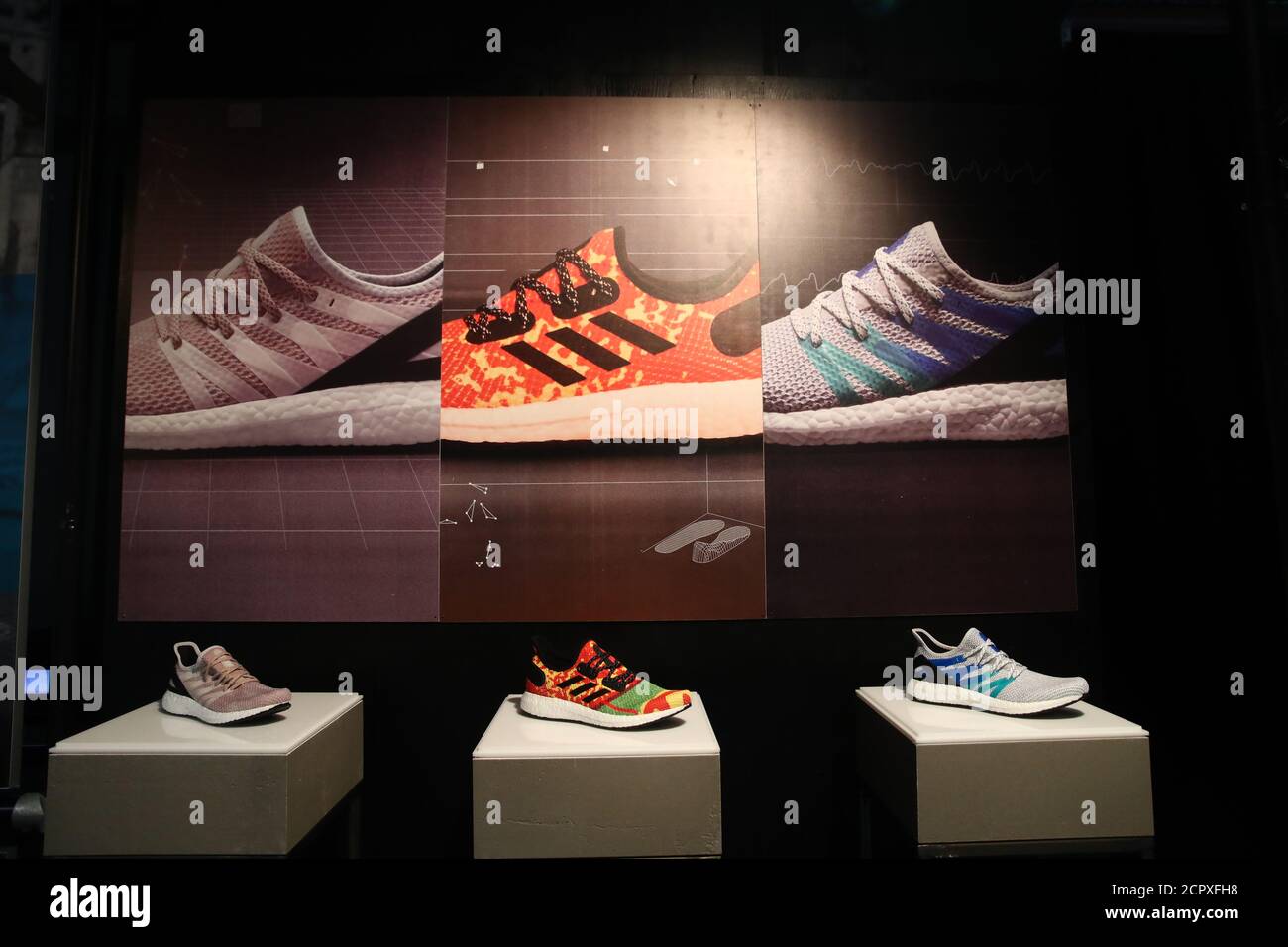 Los zapatos deportivos adidas se ven antes de la conferencia de prensa  anual de la compañía en Herzogenaurach, Alemania 14 de marzo de 2018.  REUTERS/Michael Dalder Fotografía de stock - Alamy