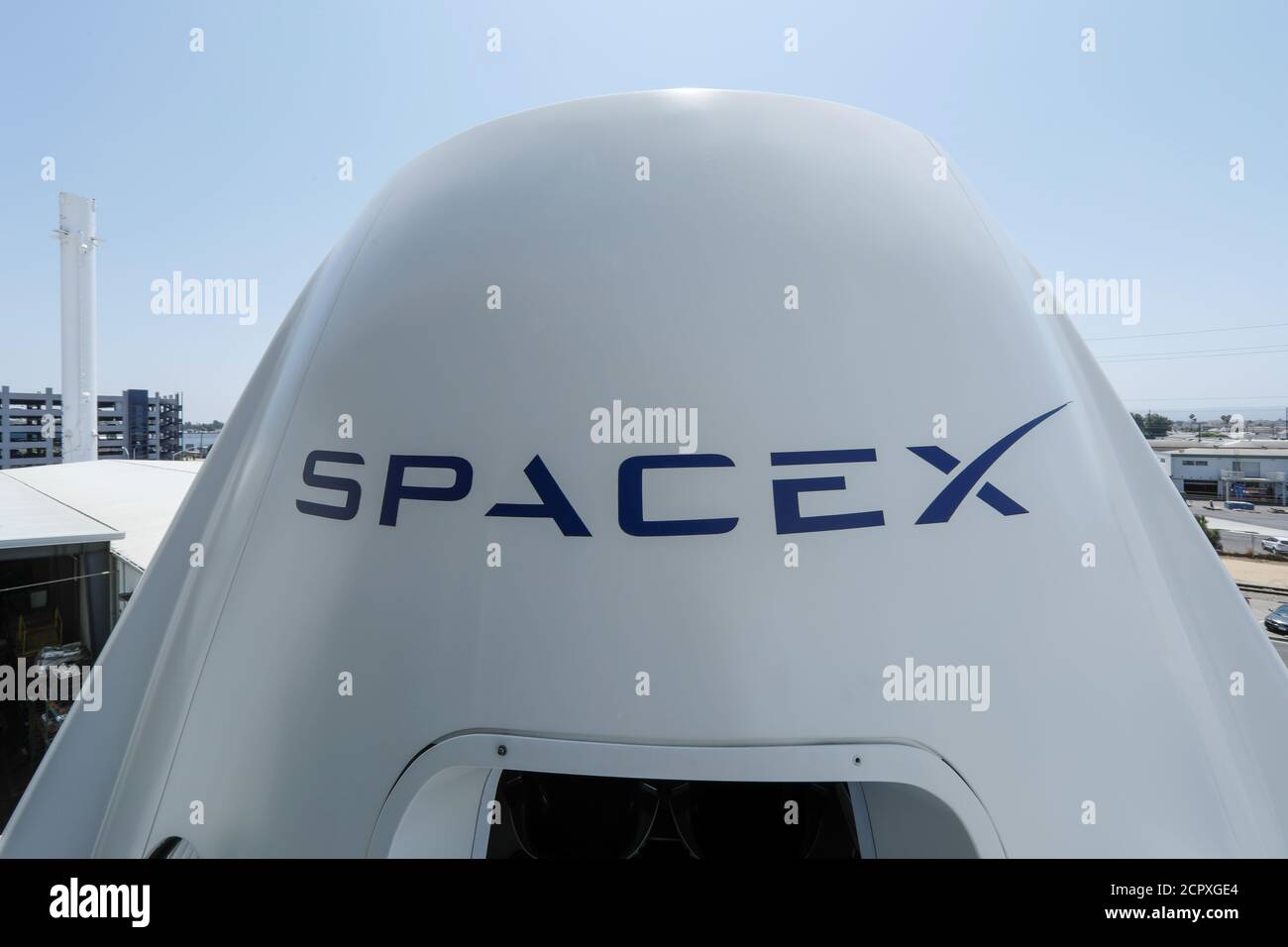 La parte superior de una réplica de la nave espacial Crew Dragon se muestra en la sede de SpaceX en Hawthorne, California, EE.UU. 13 de agosto de 2018. REUTERS/Mike Blake Foto de stock