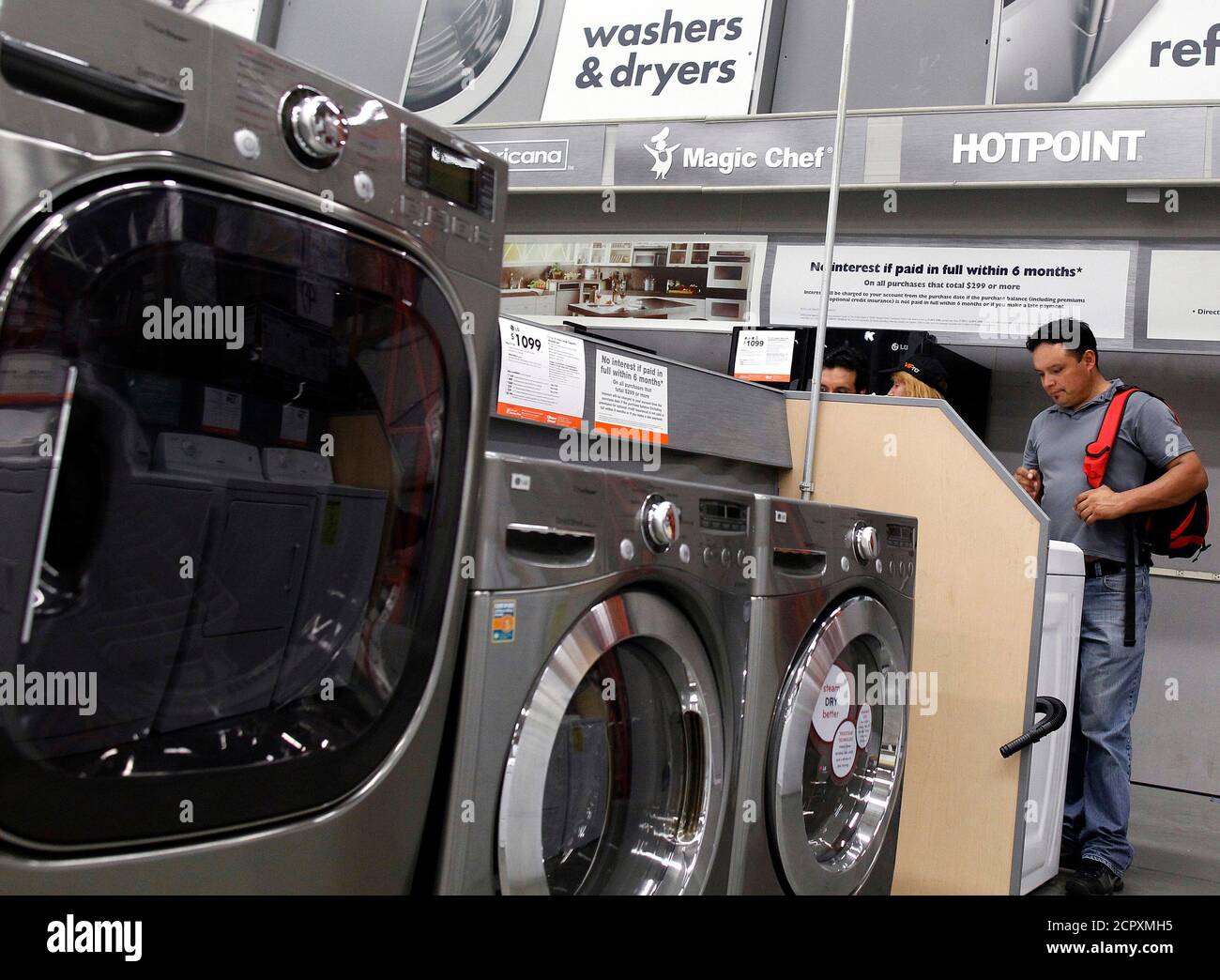 Los compradores miran las lavadoras y secadoras en una tienda de Home Depot  en Nueva York, 29 de julio de 2010. El crecimiento económico de Estados  Unidos se desaceleró en el segundo