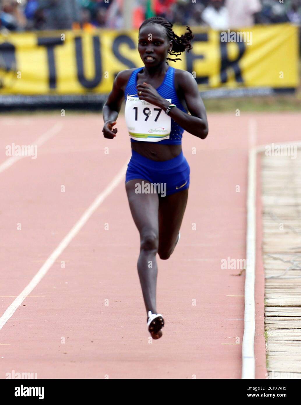 El atleta keniano Vivian Cheruiyot se acerca a la línea de meta durante las pruebas de los Juegos Olímpicos de Río 2016 en la ciudad de Eldoret, en el valle del Rift norte de Kenia, el 30 de junio de 2016. REUTERS/Thomas Mukoya Foto de stock