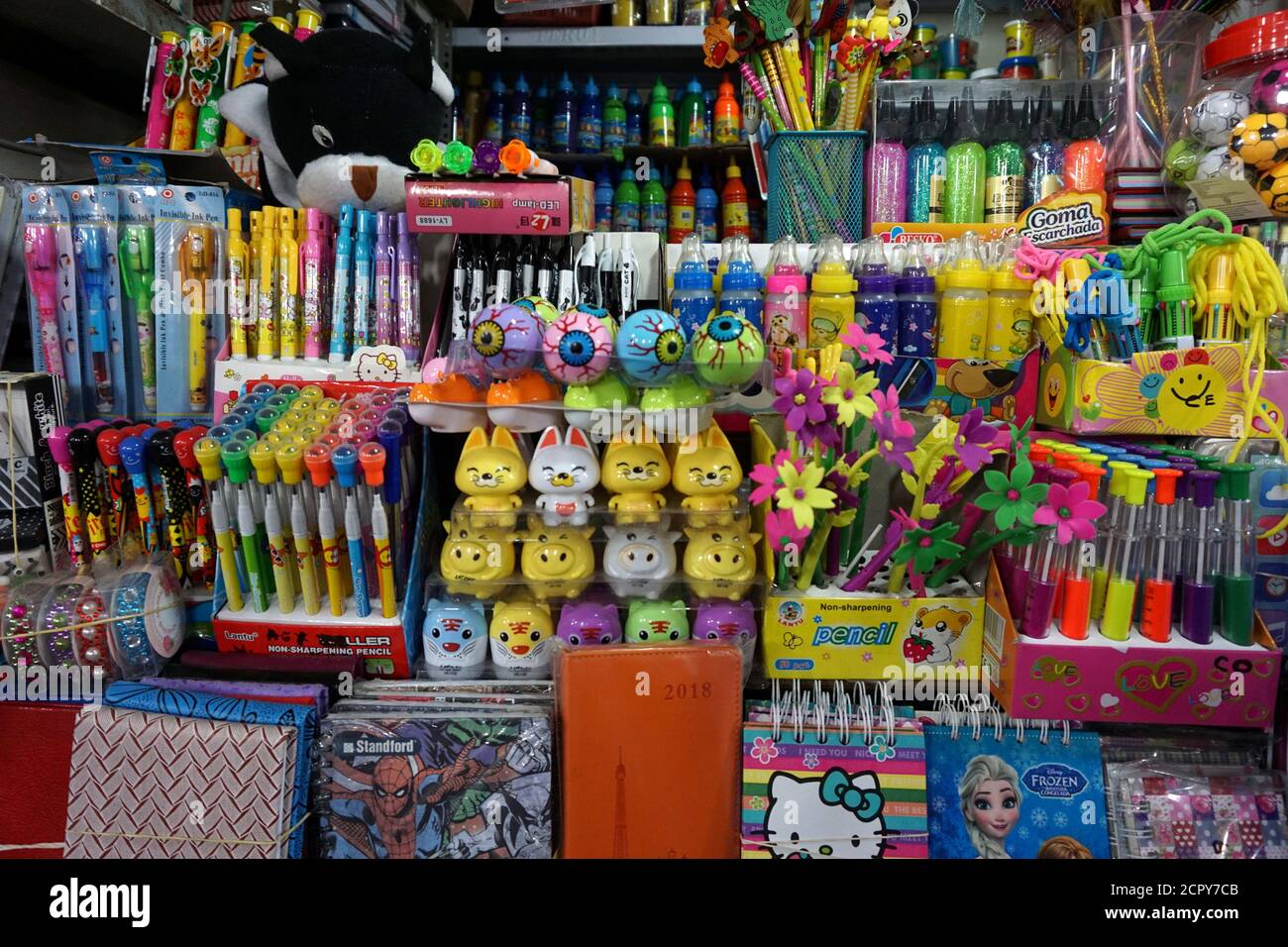 Los productos y juguetes importados de China se venden en el mercado  Central de Lima, Perú 9 de agosto de 2018. REUTERS/Mariana Bazo Fotografía  de stock - Alamy