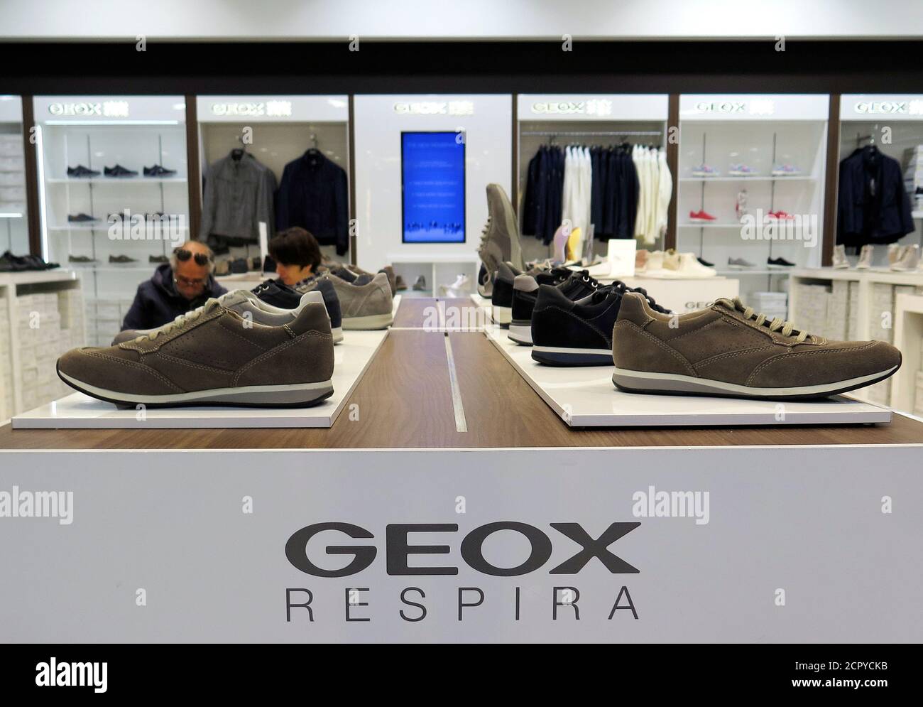 Los zapatos Geox se ven en una tienda en Roma, Italia, 10 de abril de 2016.  REUTERS/Max Rossi Fotografía de stock - Alamy