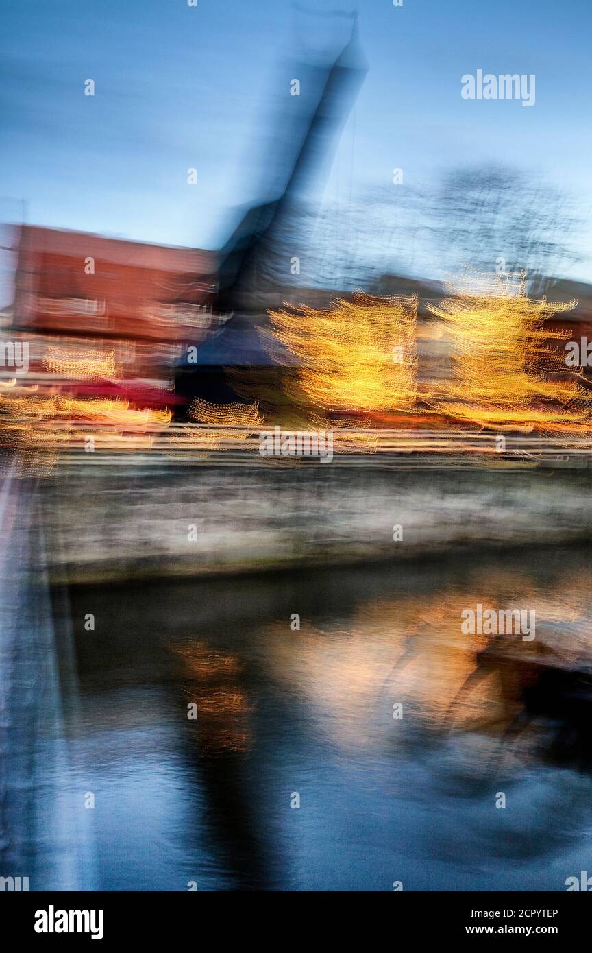 Artphoto, Movimiento intencional de la Cámara, vista de la ciudad, Lüneburg, casco antiguo, distrito del agua, punto de referencia, iluminado, grúa vieja, am Stintmarkt, am Fischmarkt, Foto de stock