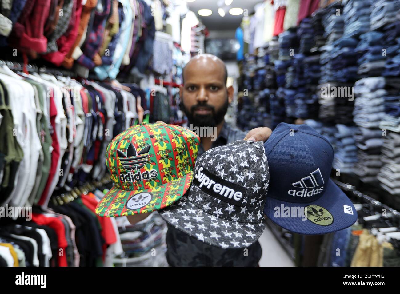 Un vendedor muestra los tapones falsificados de las marcas Adidas y Supreme  para la venta en una tienda local en Manama, Bahrein, 26 de septiembre de  2018. Foto tomada el 26 de