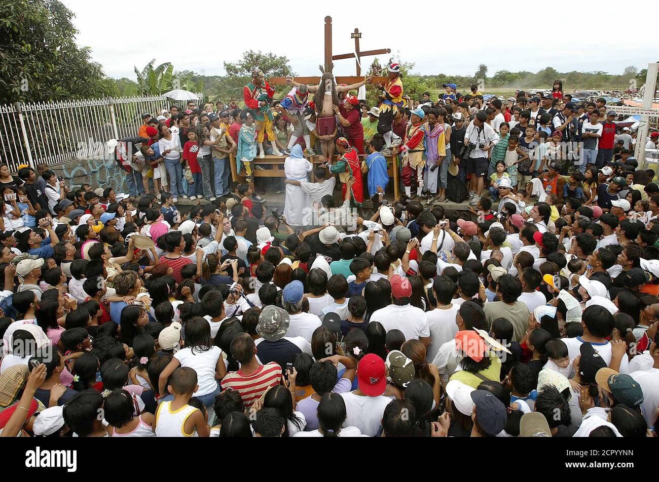 Un filipino cuelga en una cruz de madera el Viernes Santo en la ciudad de  Kapitangan, provincia de Bulacan, al norte de Manila. JoJo Pasion, de 29  años, retrata a Jesucristo, cuelga