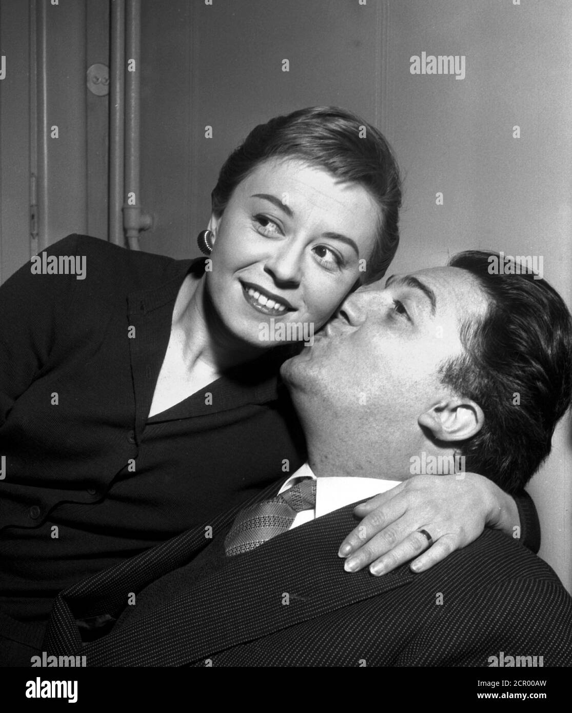 El director Federico Fellini con su esposa la actriz Giulietta Masina en su casa, Roma - 30 de enero de 1954. Foto de stock