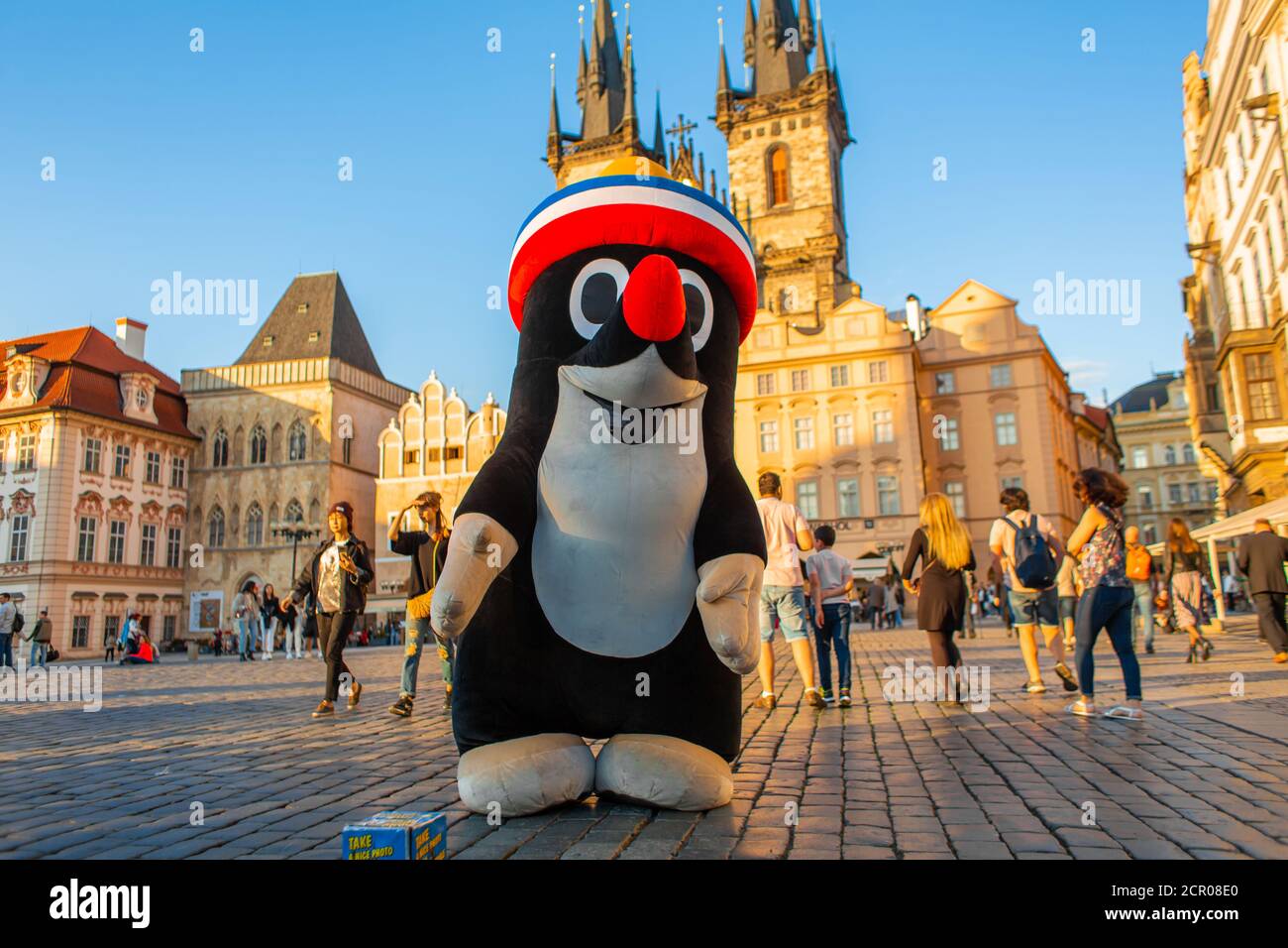 El héroe de la caricatura Checa el topo Krtek en la plaza del casco antiguo de Praga. Entretenimiento para turistas. Símbolo de la República Checa. Foto de stock