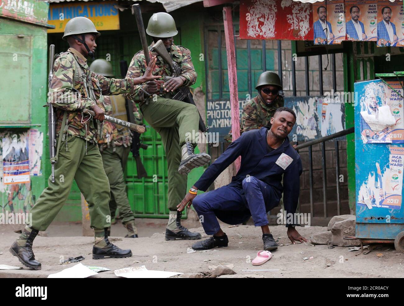 Los policías antidisturbios dispersan a la gente de la calle en Mathare, en Nairobi, Kenia, 9 de agosto de 2017. REUTERS/Thomas Mukoya Foto de stock