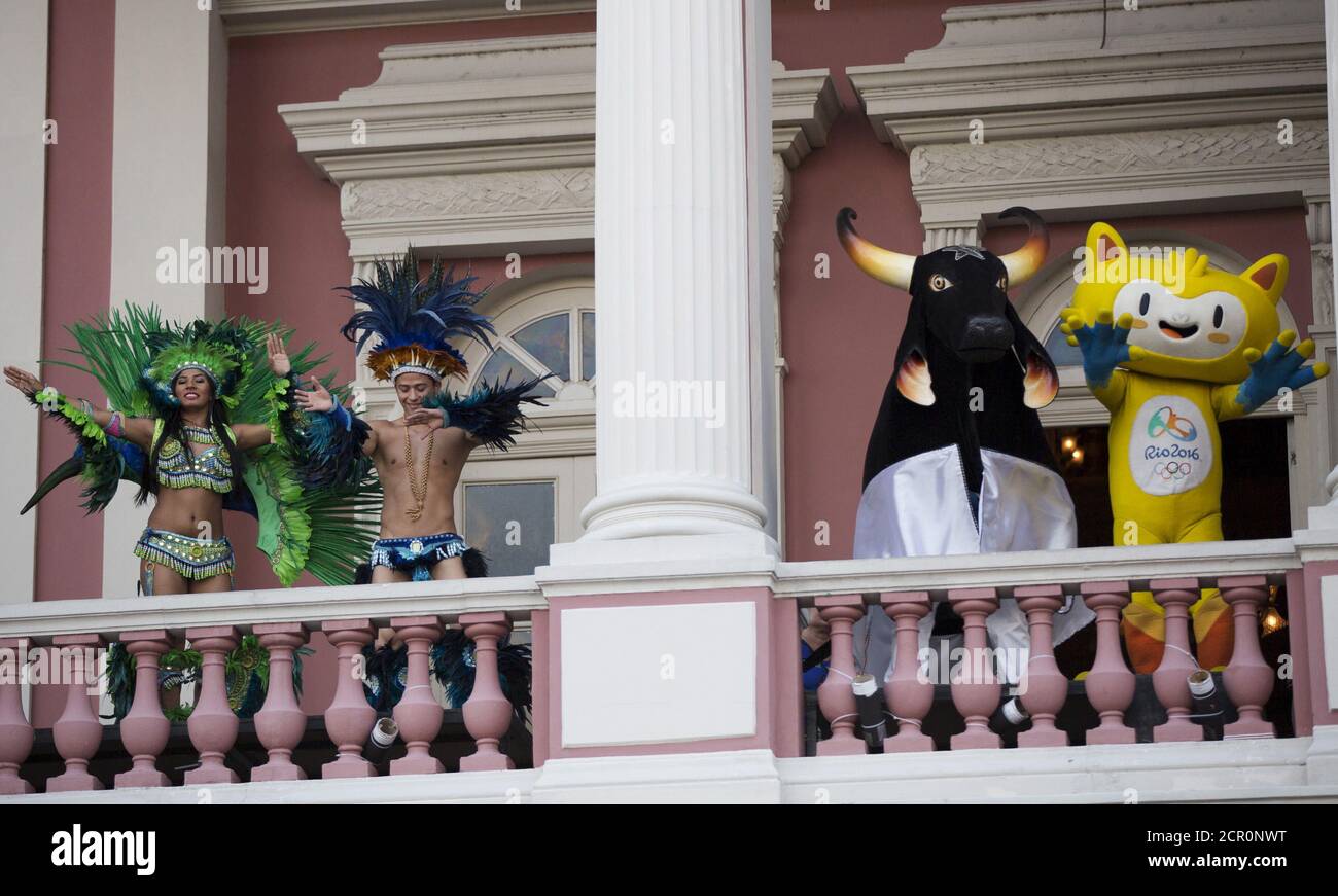 La Mascota Olimpica De Rio 16 Vinicius R Se Muestra Con Los Miembros Del Festival De Folclore De Parintins En El Teatro Municipal Durante El Lanzamiento De La Ciudad Anfitriona De Futbol