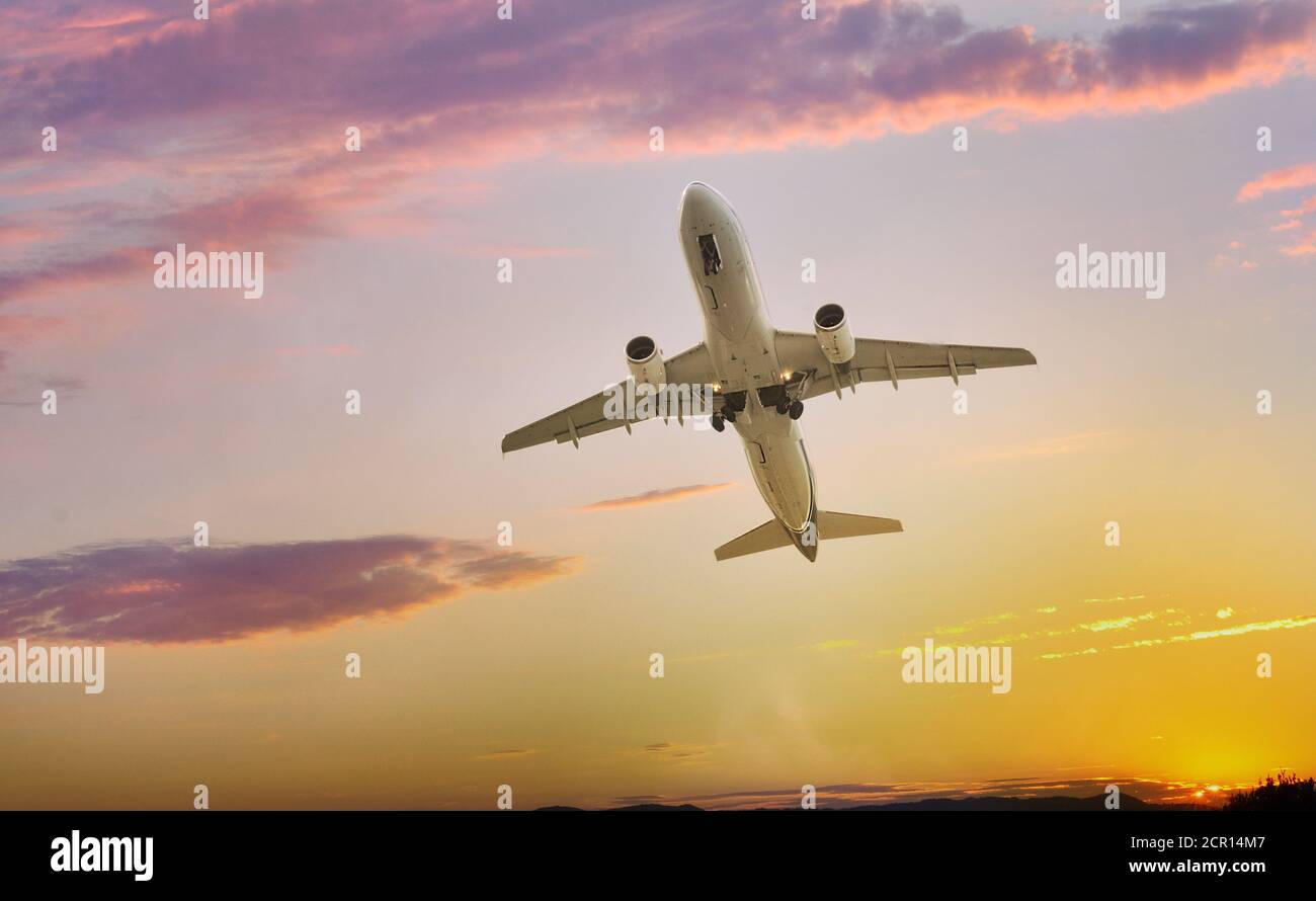 Avión en el cielo, viajar imagen Foto de stock