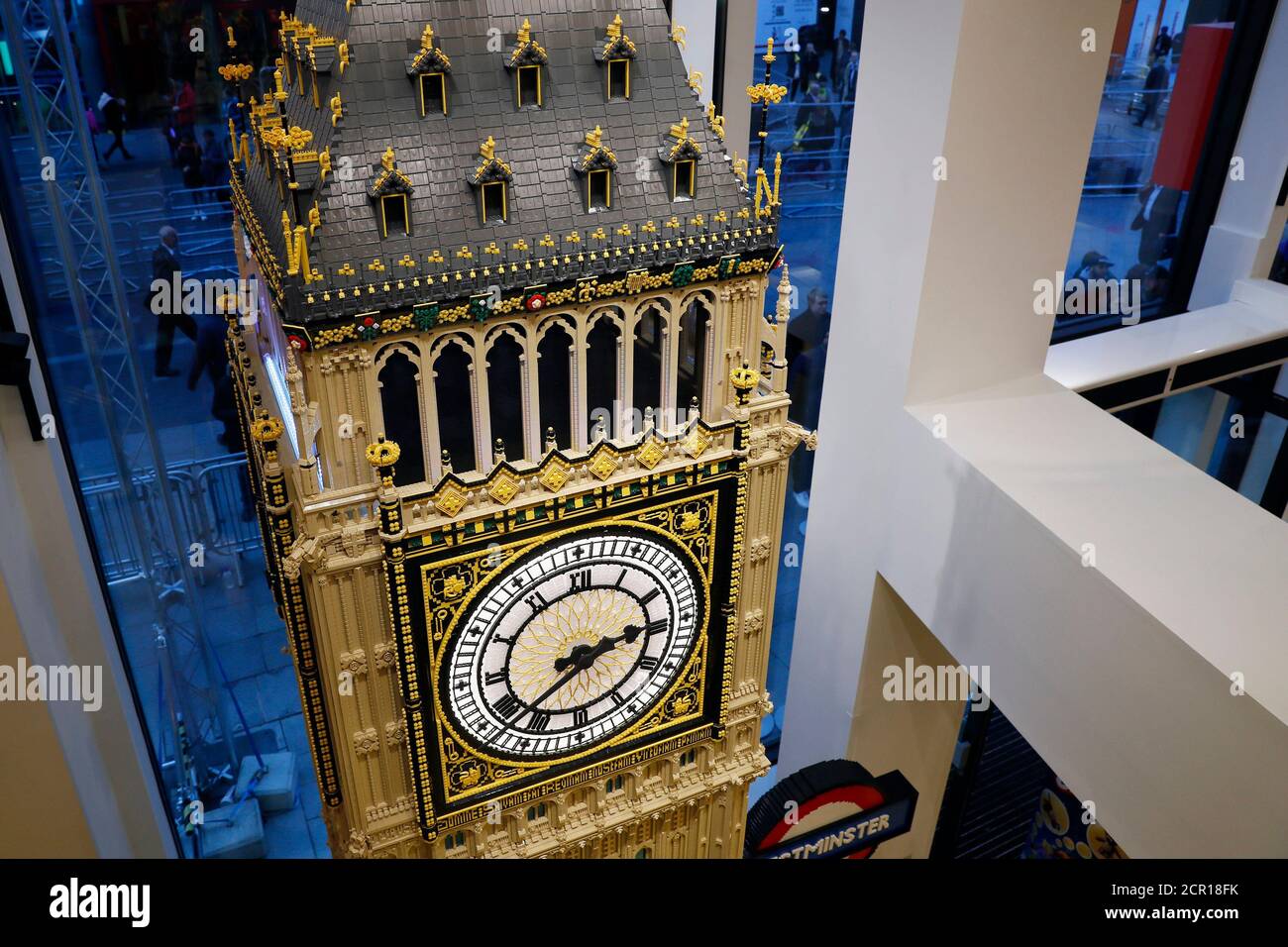 Un modelo del Big Ben hecho con ladrillos de Lego se ve en la tienda de Lego  más grande del mundo en Leicester Square en Londres, Gran Bretaña 17 de  noviembre de