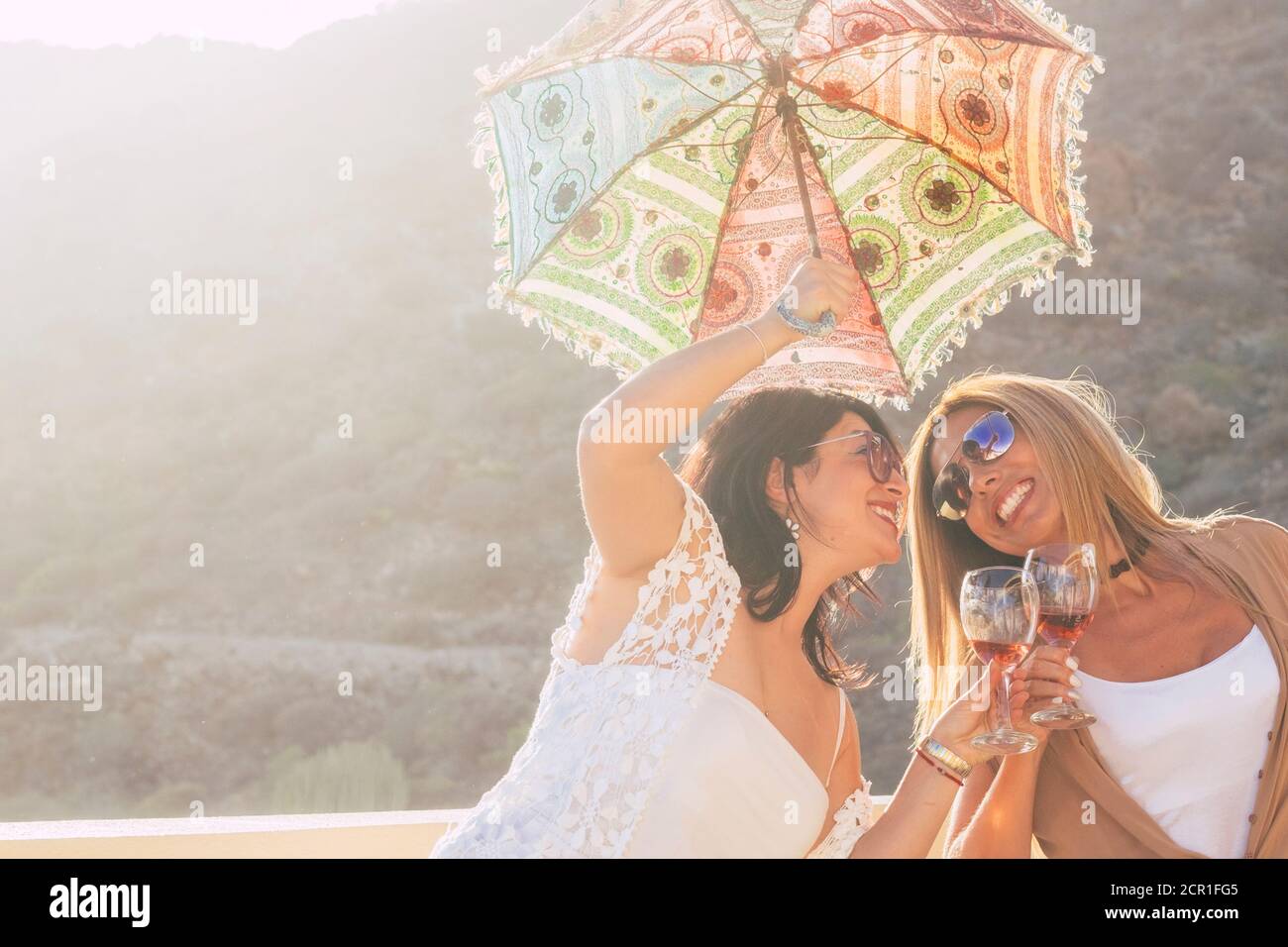 La gente alegre disfruta del verano y del ocio al aire libre divertido actividad juntos - la gente de moda con accesorios de colores se divierten y se ríen en amistad - Foto de stock