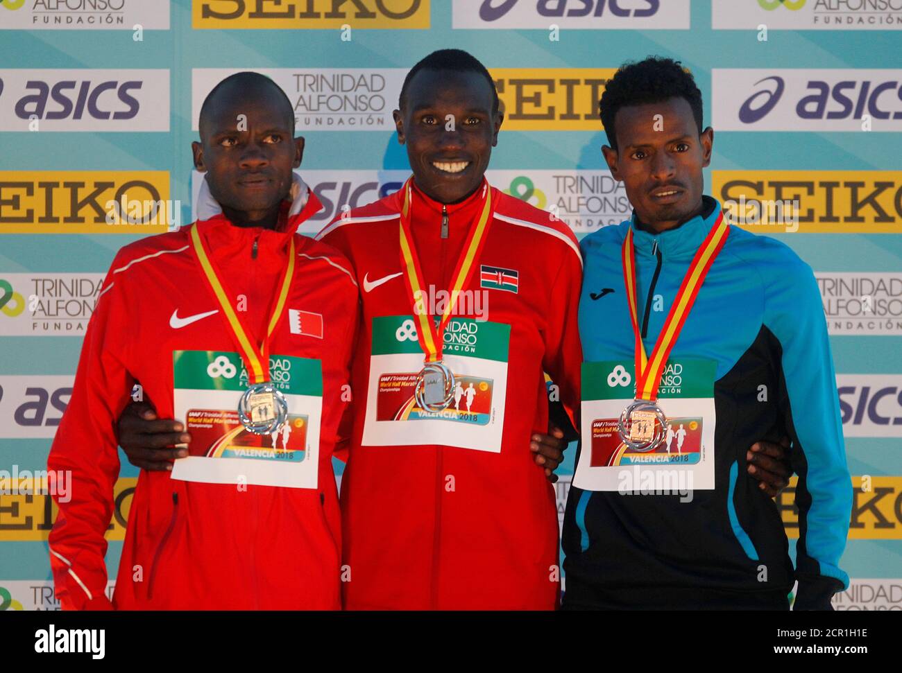 Atletismo - Campeonato Mundial de Media Maratón IAAF - Valencia, España -  24 de marzo de 2018 Geoffrey Kipsang Kamworor de Kenia posa con la medalla  de oro y Abraham Naibei Cheroben
