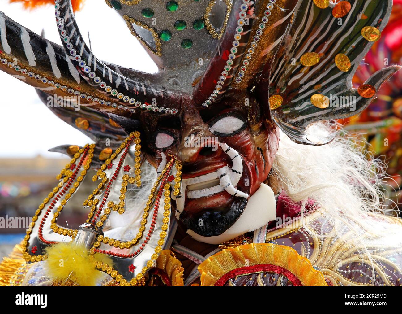 Una máscara de diablo se ve en el desfile de carnaval en Oruro, Bolivia, el  10 de febrero de 2018. REUTERS/David mercado Fotografía de stock - Alamy