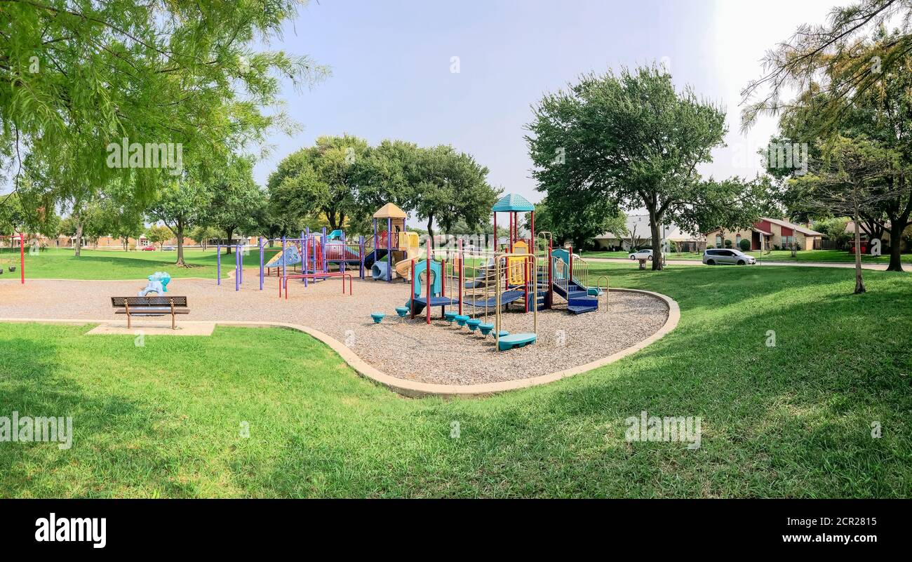 Hazlo pesado Kosciuszko Diverso Vista panorámica colorido parque infantil cerca del barrio residencial en  Richardson, Texas, Estados Unidos Fotografía de stock - Alamy