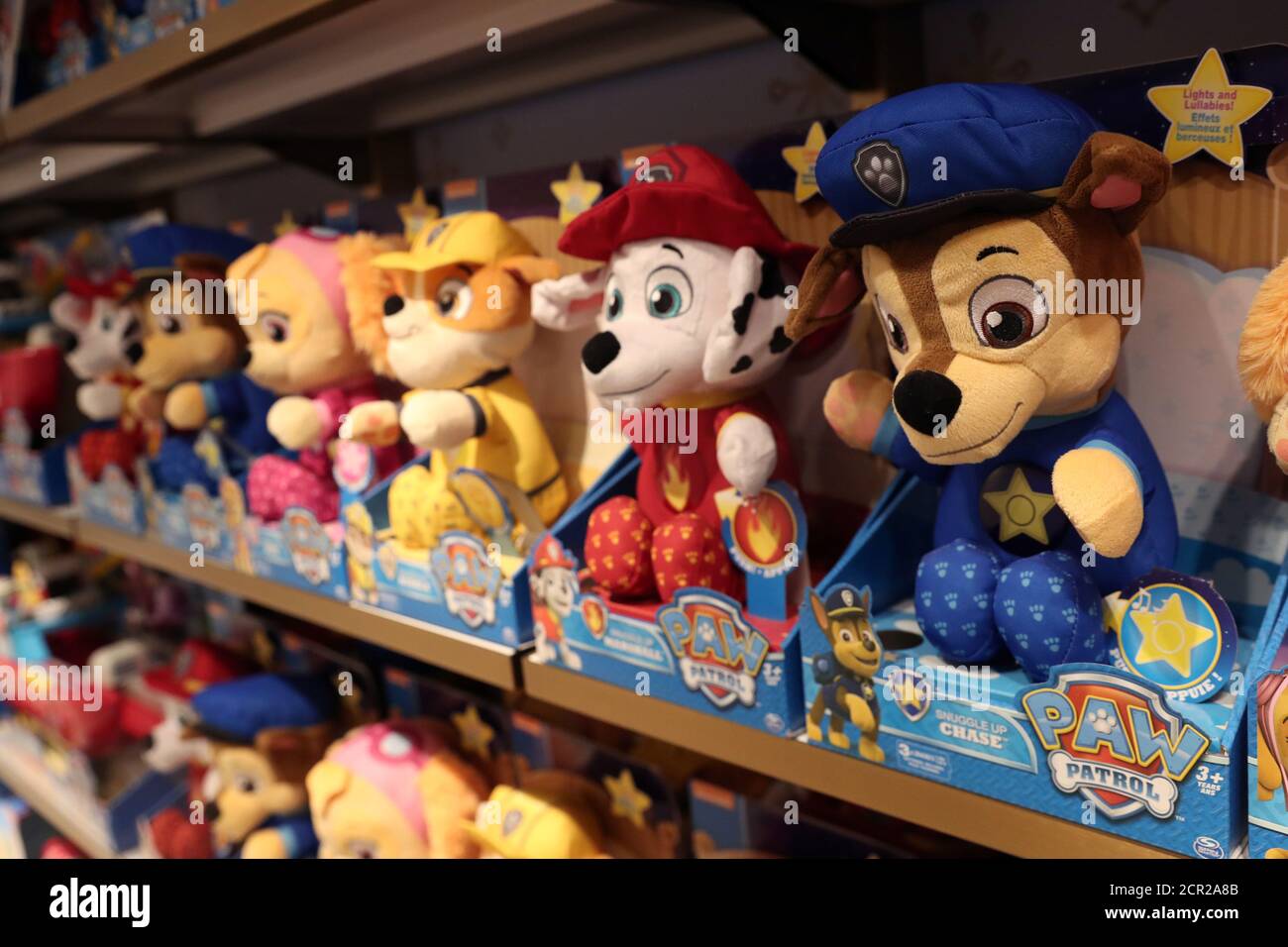 Los juguetes Paw Patrol se ven dentro de la nueva tienda insignia FAO  Schwarz en Rockefeller Plaza en Nueva York, EE.UU., 16 de noviembre de  2018. REUTERS/Shannon Stapleton Fotografía de stock -