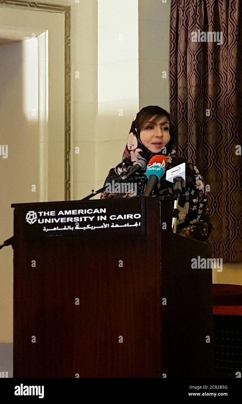 Omaima al-Khamis, una escritora saudí, pronuncia un discurso después de recibir la Medalla Naguib Mahfouz de Literatura por su novela en la Universidad Americana (AUC) en el Cairo, Egipto, 11 de diciembre de 2018. REUTERS/Sameh Elkhatib Foto de stock