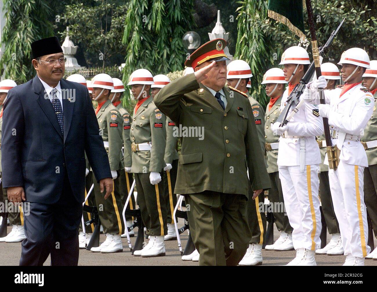 El Ministro de Defensa de China, General Chi Hao Tian saluda, acompañado  por su homólogo indonesio Matori Abdul Djalil (L) mientras inspeccionan a  un guardia de honor antes de su reunión en