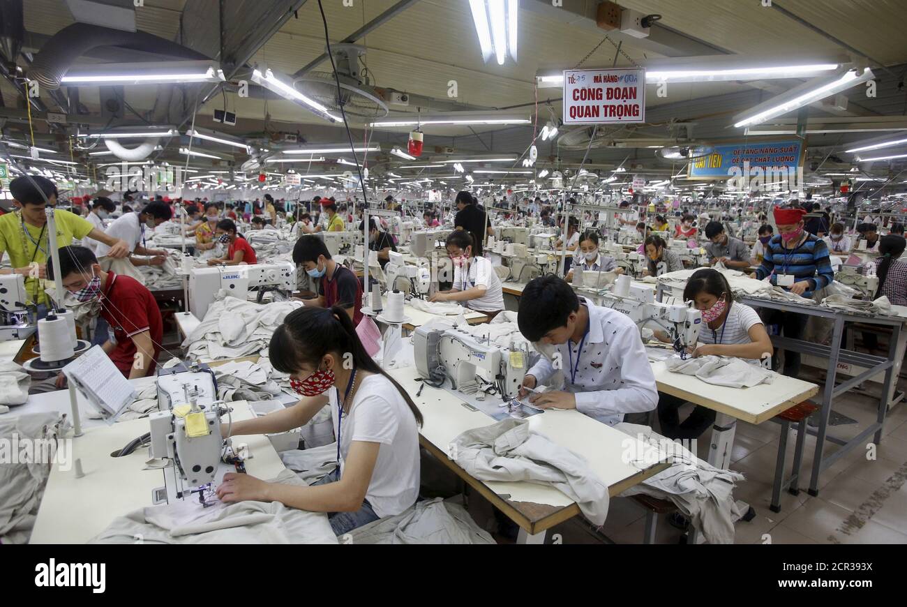 Los trabajadores trabajan en una fábrica de ropa en la provincia de Bac  Giang, cerca de Hanoi 21 de octubre de 2015. Los textiles y el calzado de  Vietnam ganarían fuertemente con