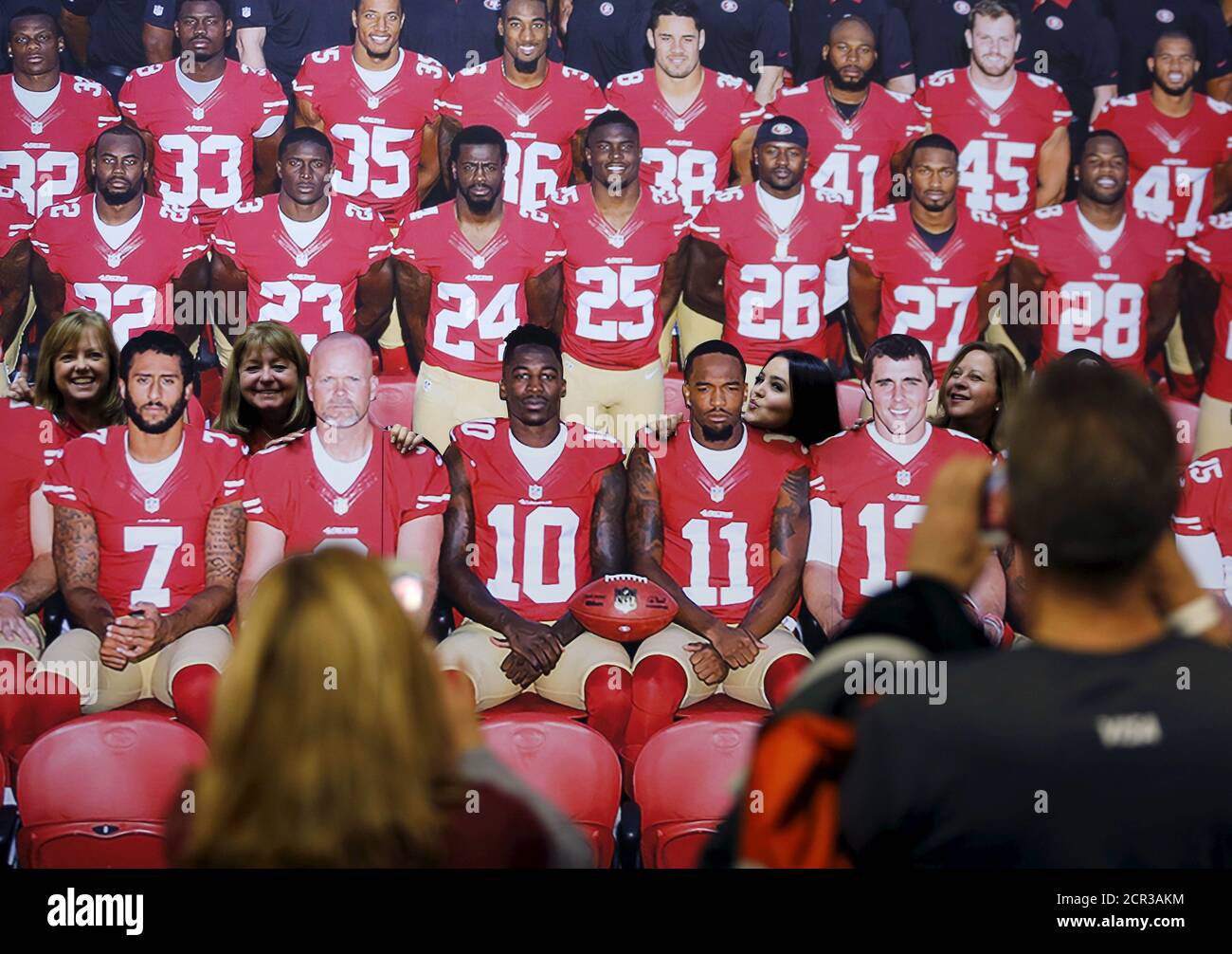Los aficionados al fútbol posan con cortes de cartón del equipo de fútbol San Francisco 49ers mientras visitan la experiencia de la NFL en San Francisco, California 5 de febrero de 2016. REUTERS/Mike Blake Foto de stock
