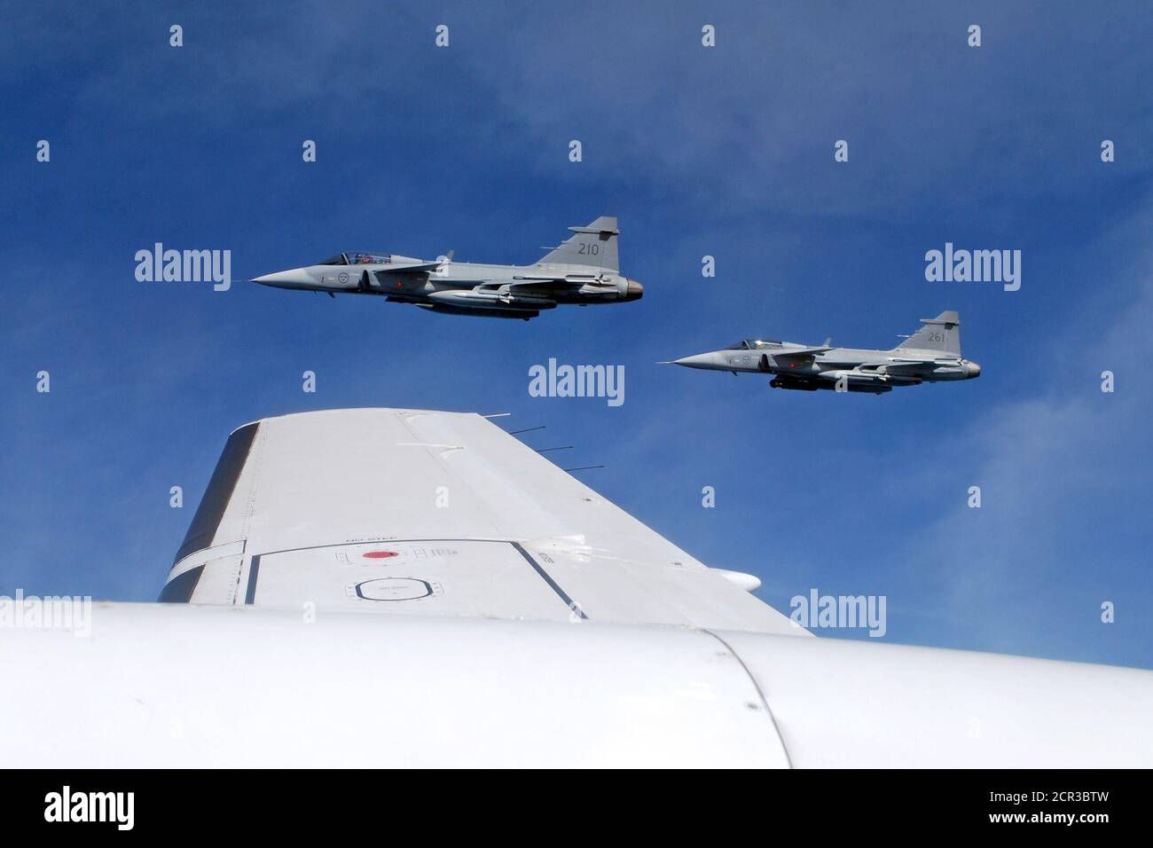 los-aviones-de-combate-gripen-saab-jas-39c-del-ala-f17-de-la-fuerza-aerea-de-suecia-demuestran-una-interceptacion-a-mitad-del-aire-sobre-suecia-durante-una-gira-de-prensa-de-las-instalaciones-aereas-y-navales-suecas-el-28-de-abril-de-2015-reuters-tim-hepher-archivo-foto-2cr3btw.jpg