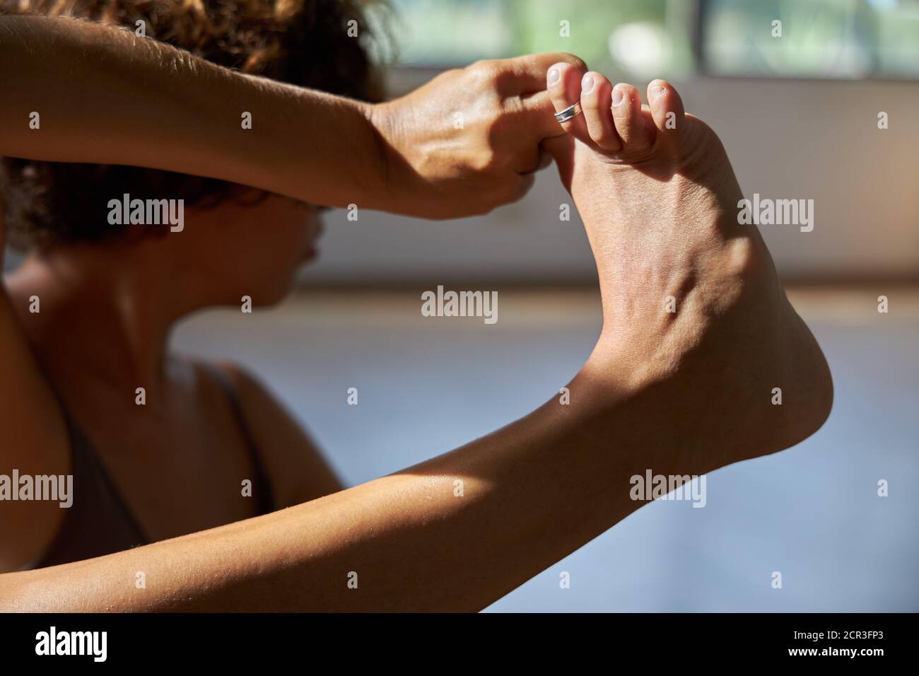 Medio Bebe Feliz Pose Yoga Iyengar Mujer Sentada Estirandose En Ananda Balasana Fotografia De Stock Alamy