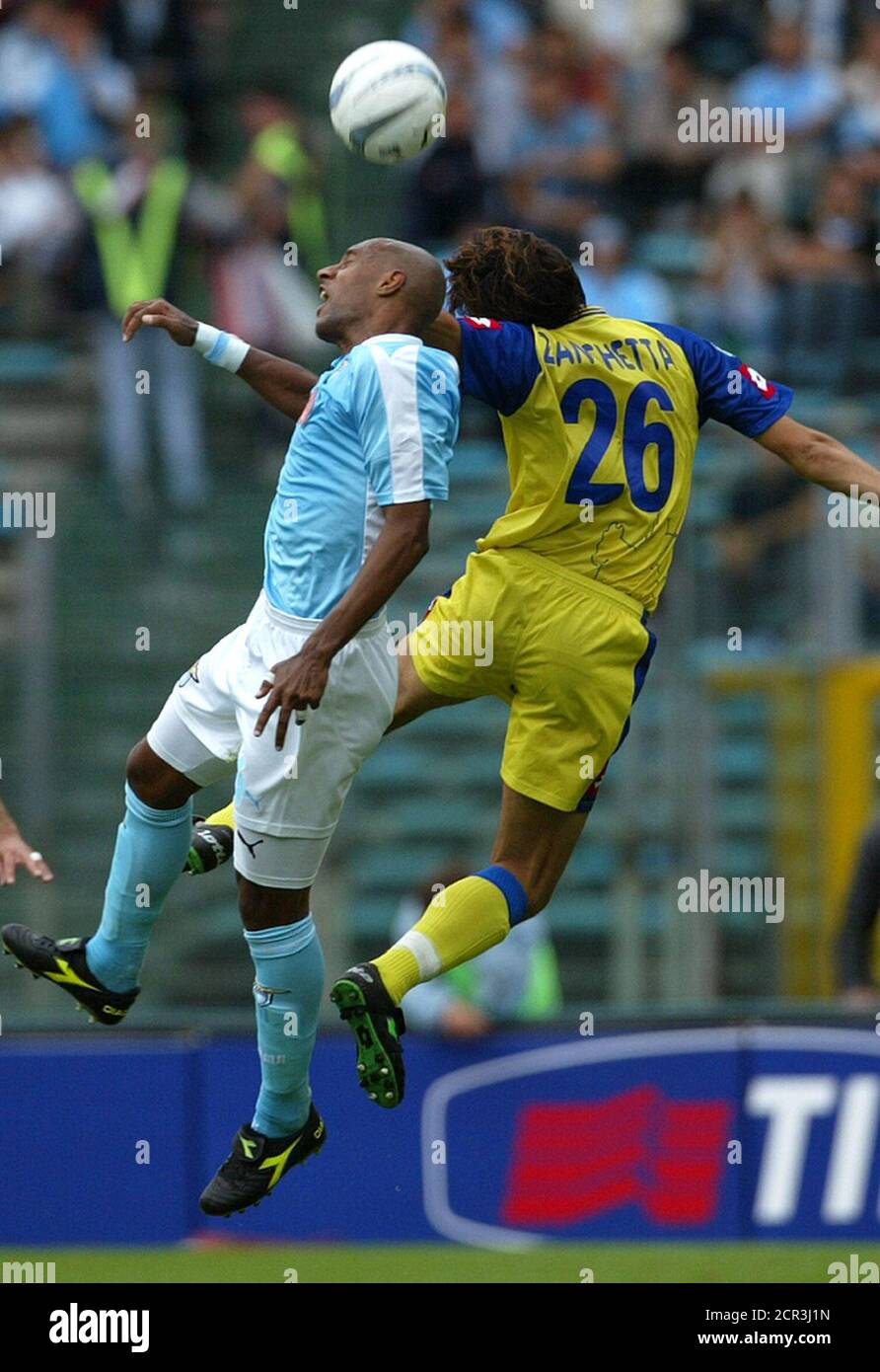 Ousmane Dabo (L) de Lacio y Andrea Zanchetta de Chievo desafían el balón durante su encuentro de la serie A en el Estadio Olímpico de Roma el 5 de octubre de 2003. REUTERS/Max Rossi MR/GB Foto de stock